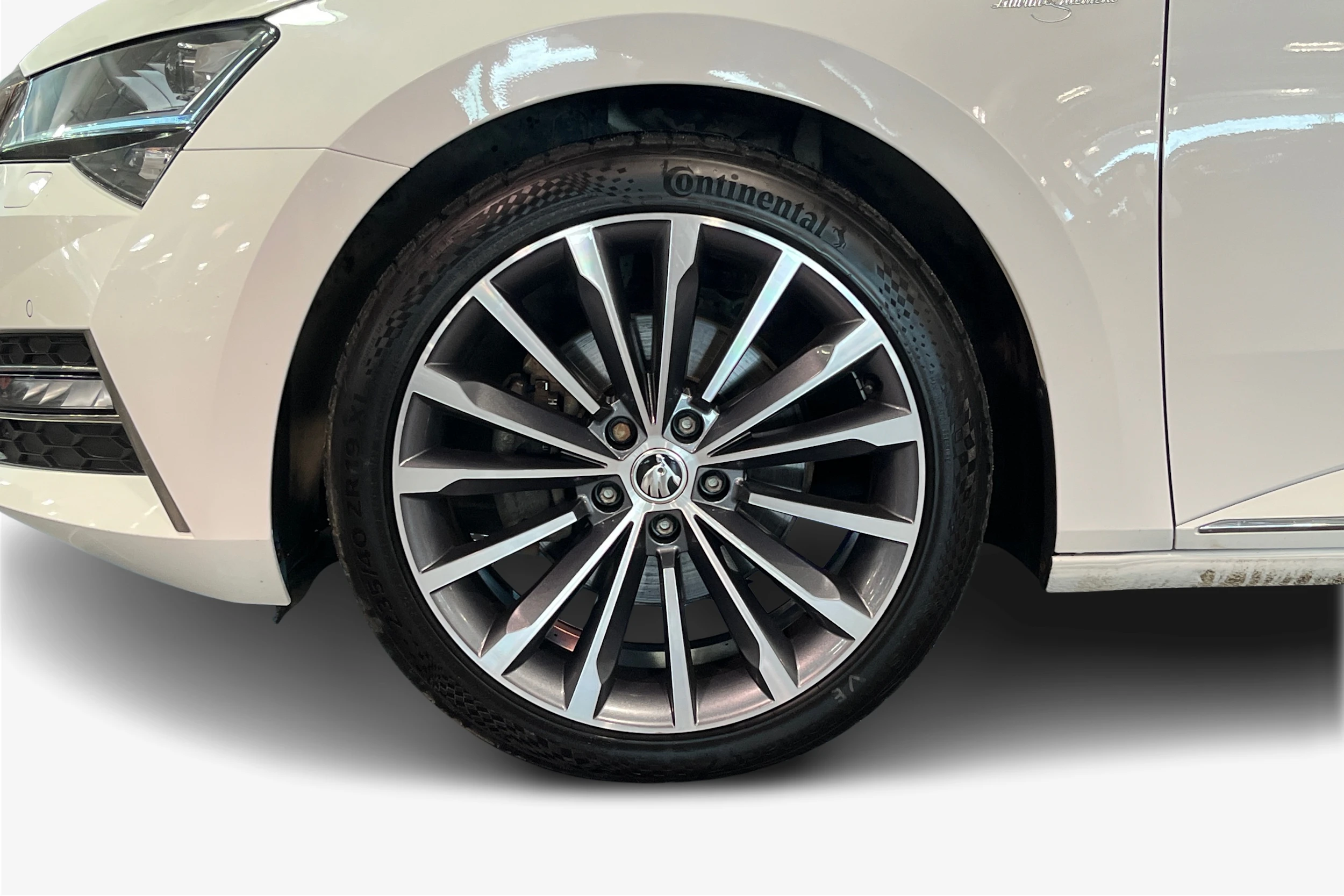 Valkoinen Skoda Superb 2020 kuva 12.