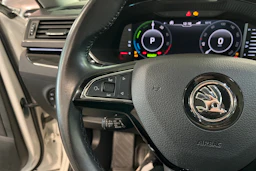 Valkoinen Skoda Superb 2020 kuva 17.