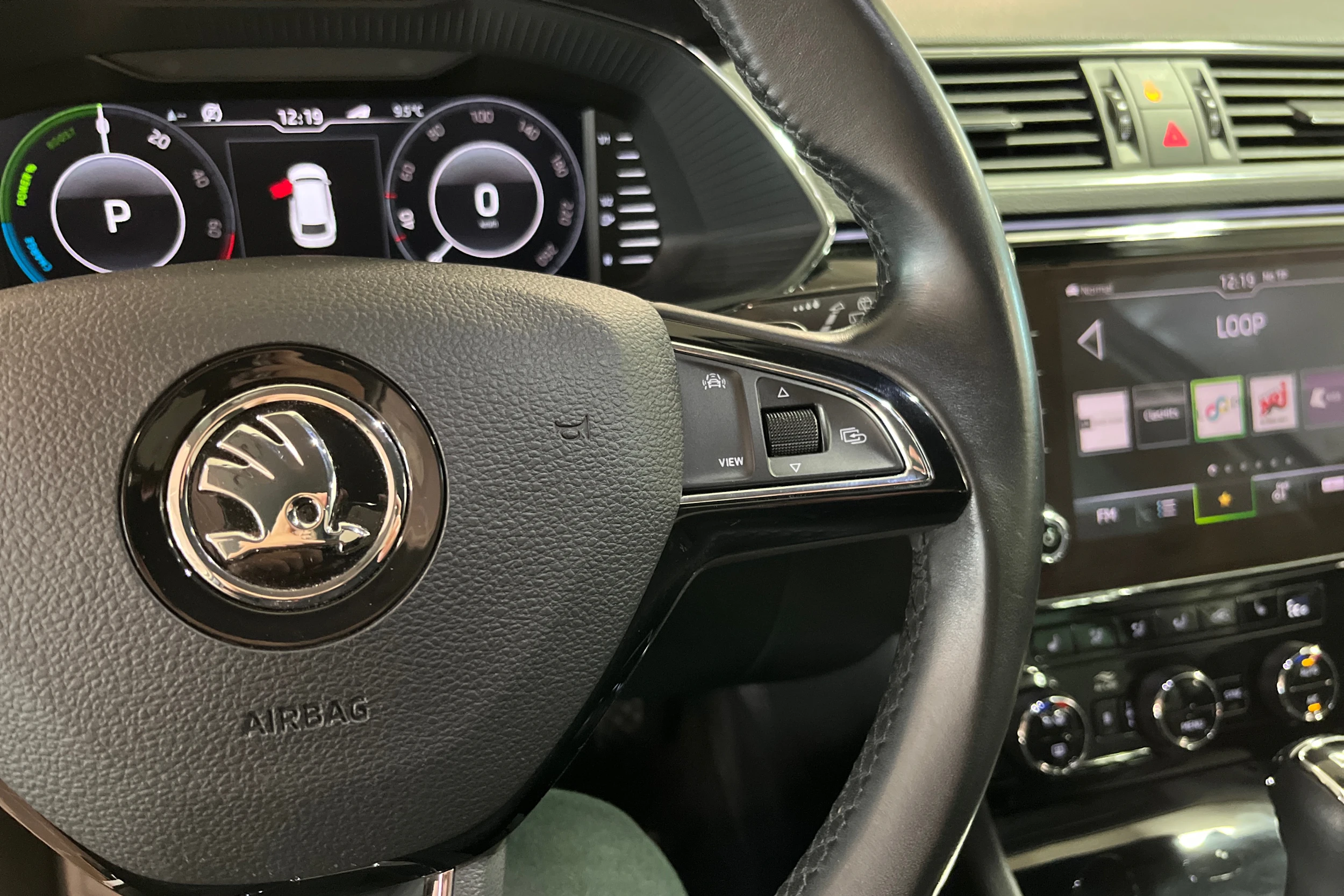 Valkoinen Skoda Superb 2020 kuva 18.