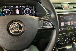 Valkoinen Skoda Superb 2020 kuva 18.