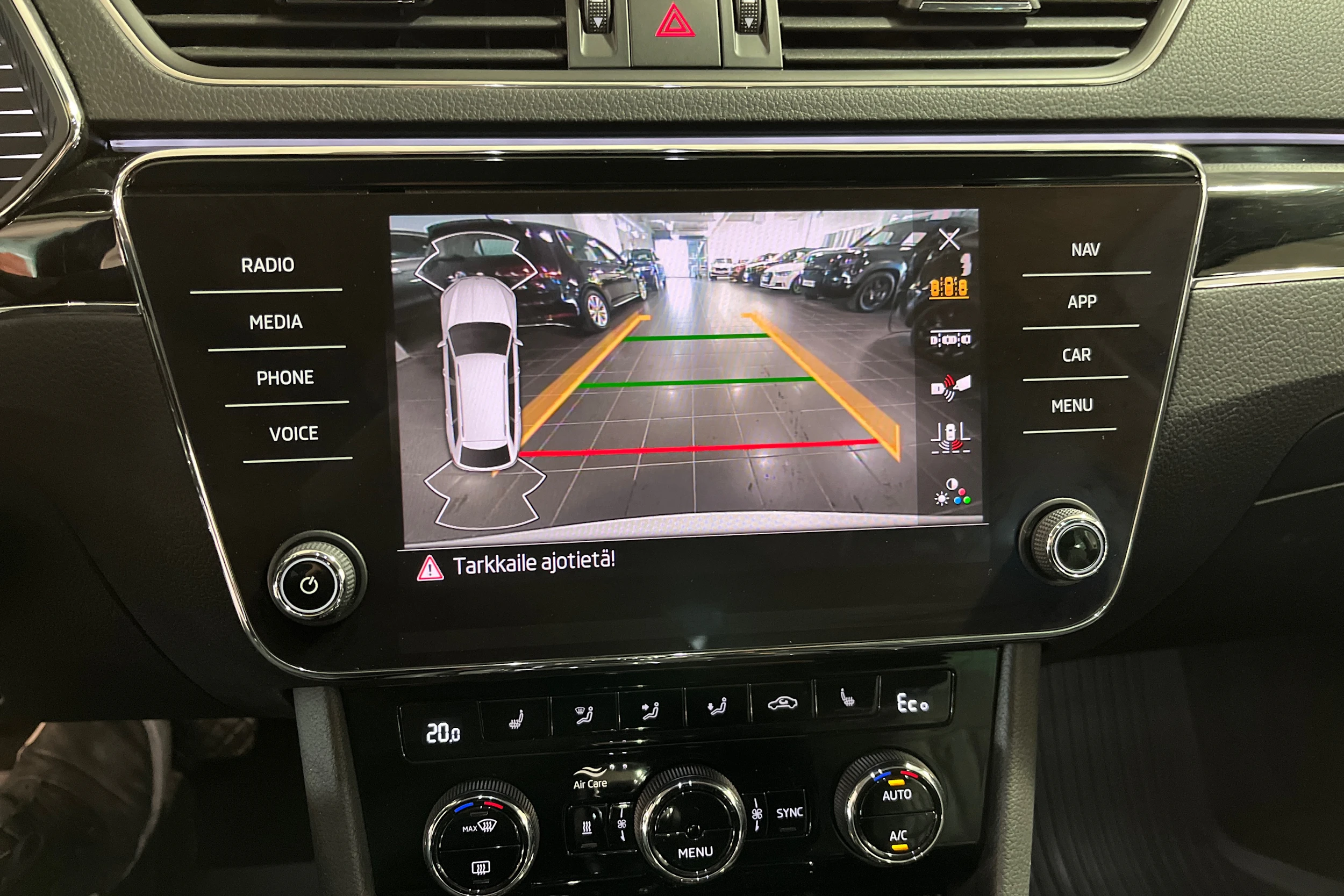 Valkoinen Skoda Superb 2020 kuva 19.