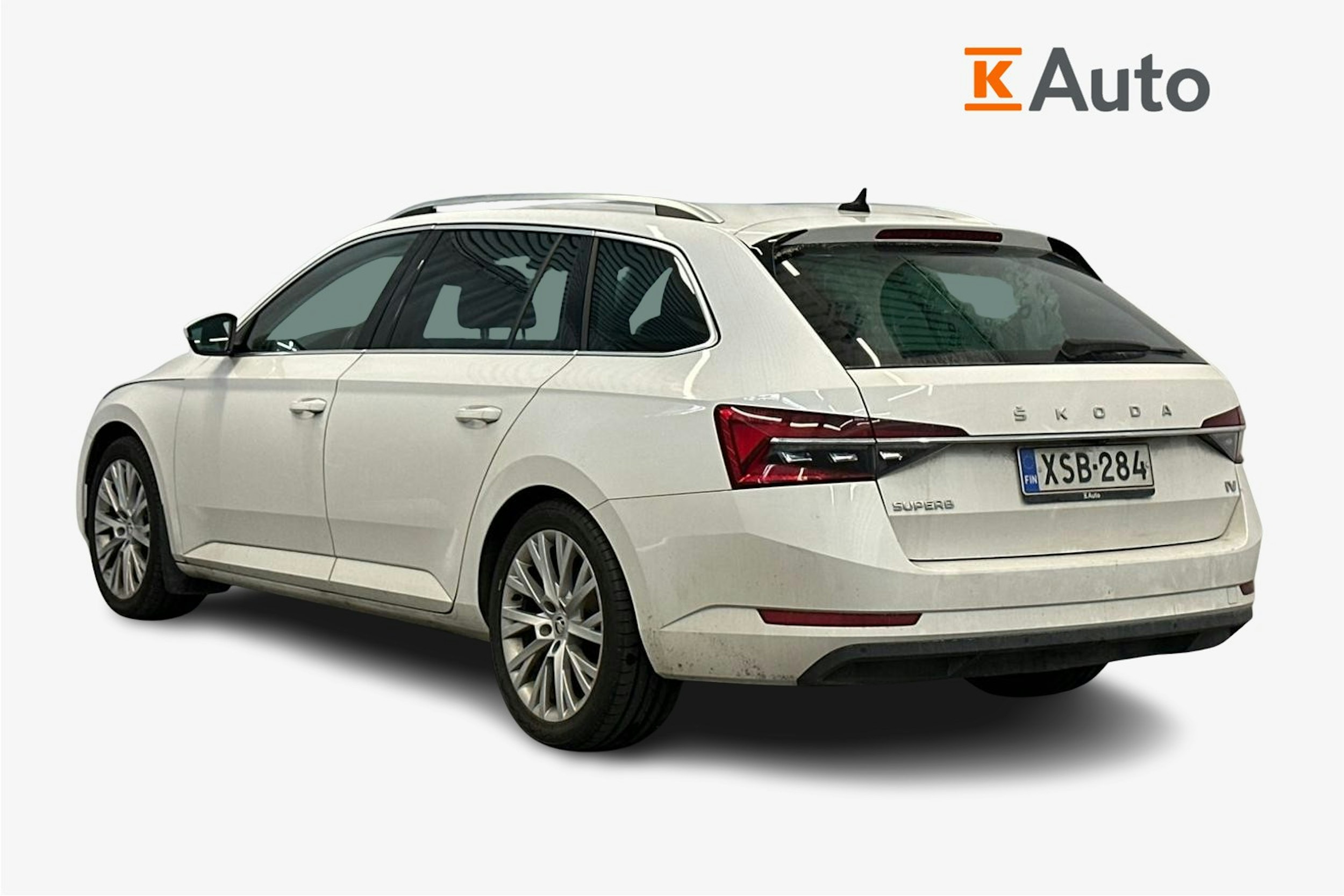 valkoinen Skoda Superb 2020 kuva 2.