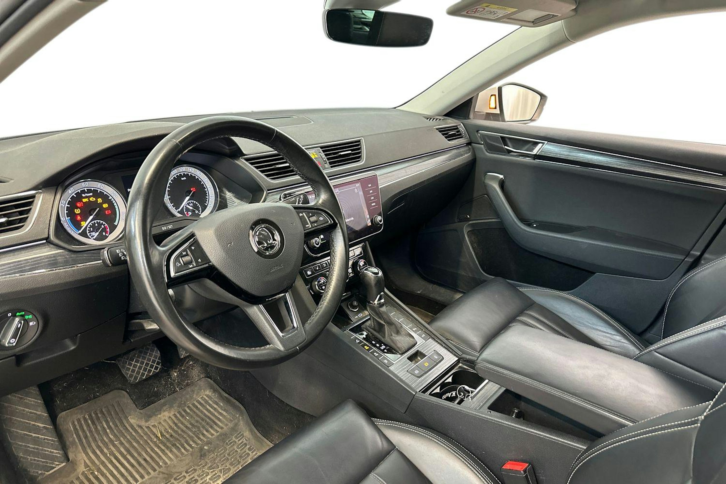 valkoinen Skoda Superb 2020 kuva 3.