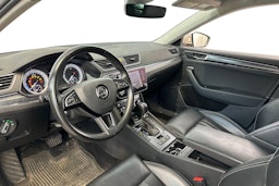 valkoinen Skoda Superb 2020 kuva 3.