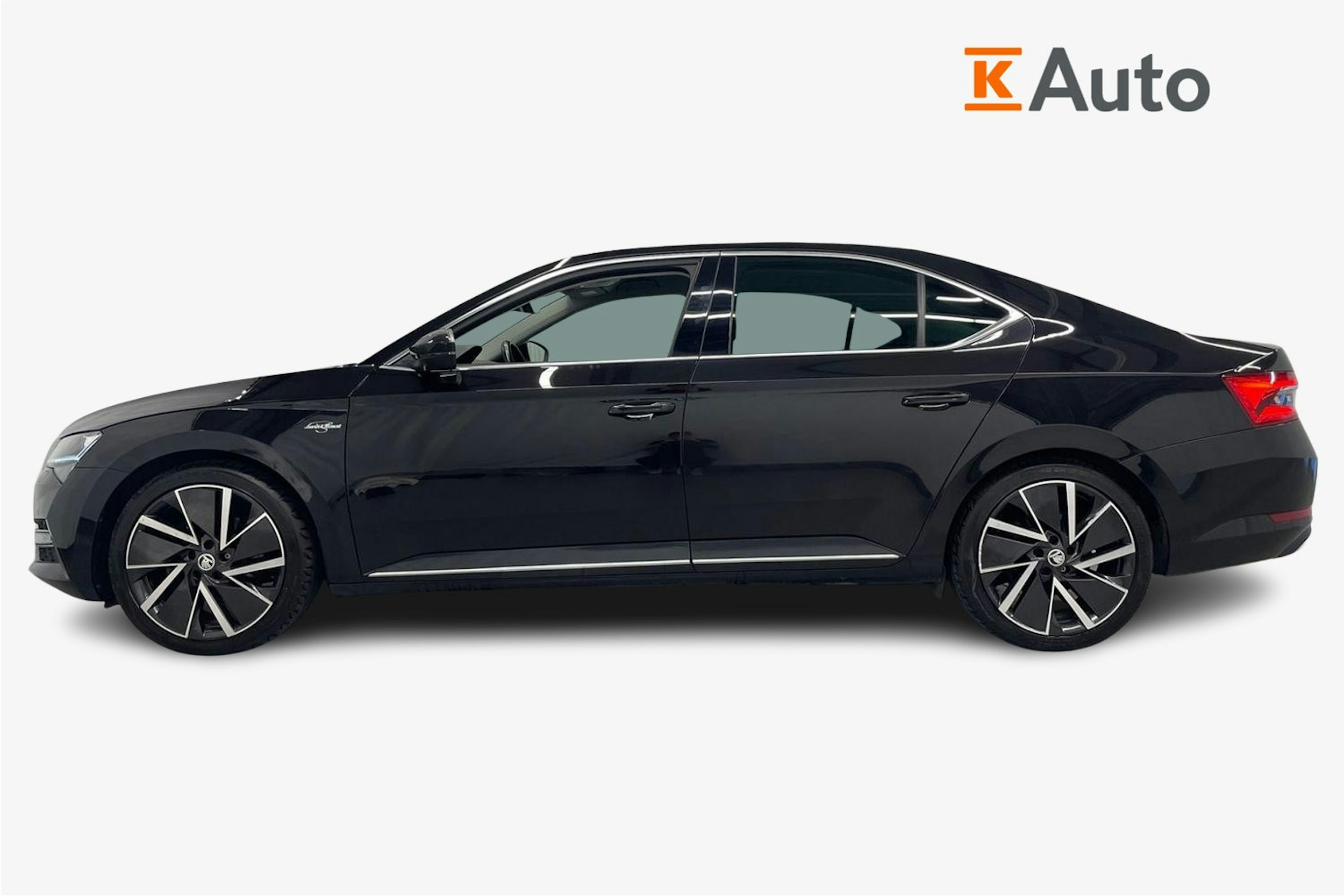 musta Skoda Superb 2020 kuva 5.
