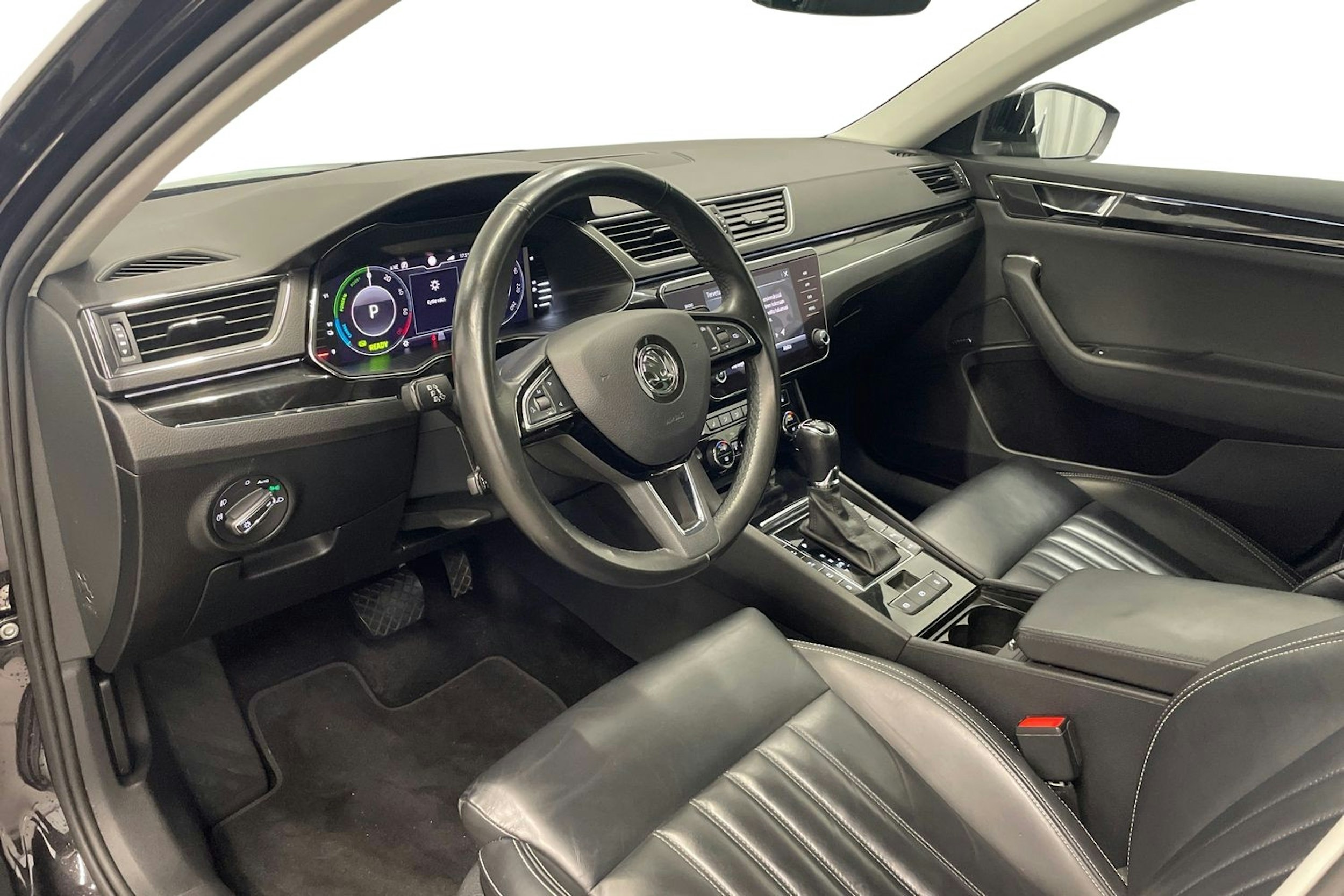 musta Skoda Superb 2020 kuva 6.