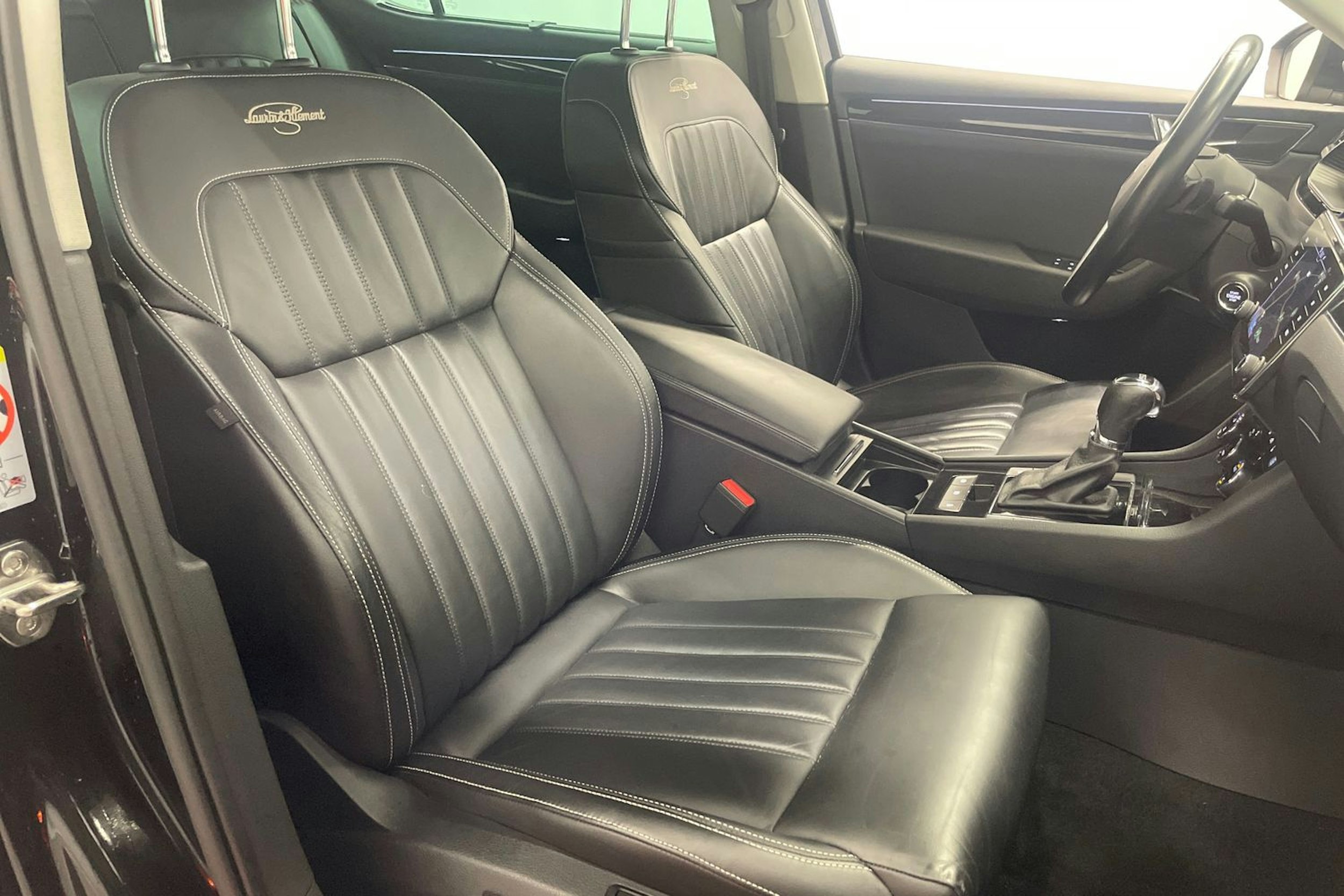 musta Skoda Superb 2020 kuva 11.