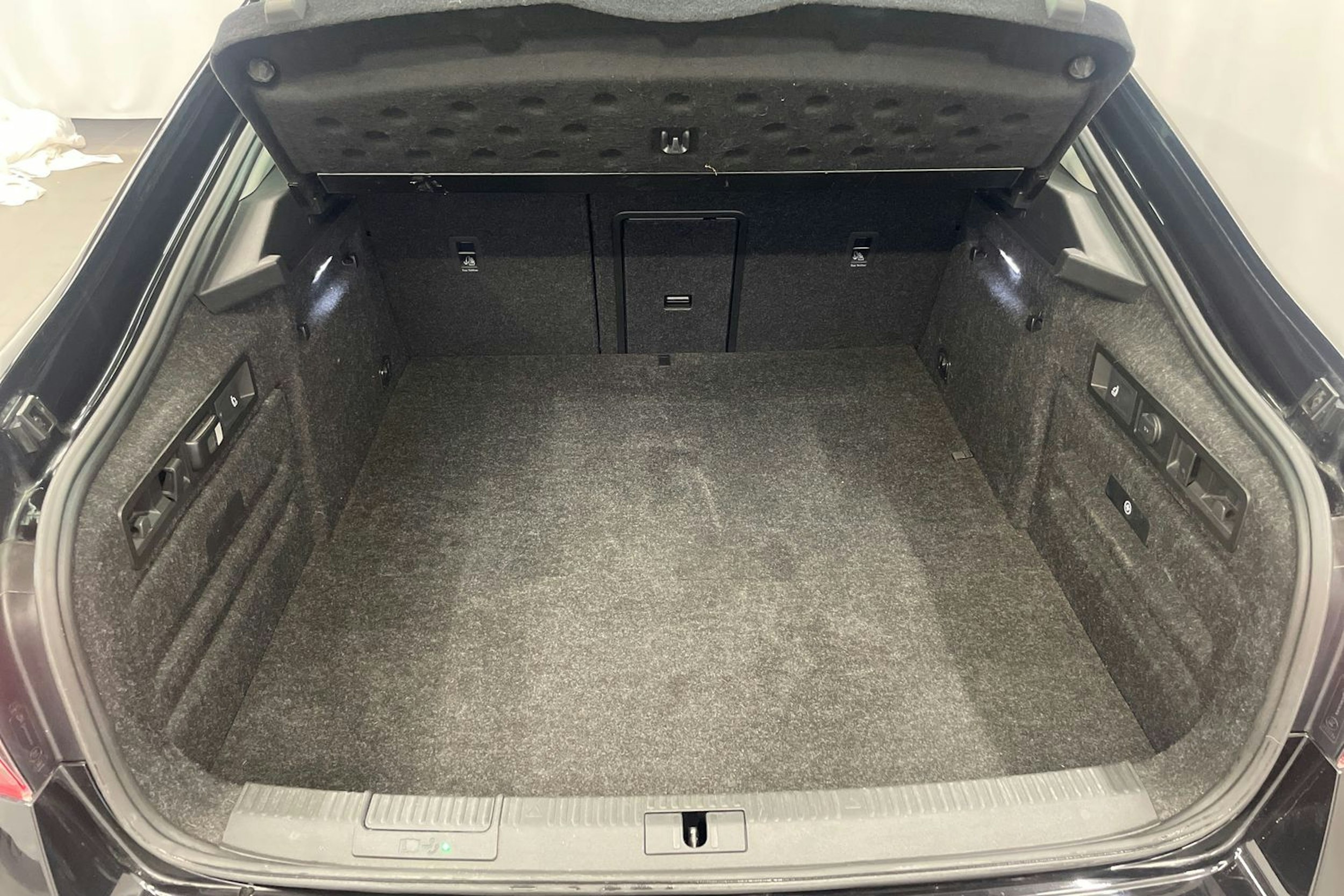 musta Skoda Superb 2020 kuva 12.
