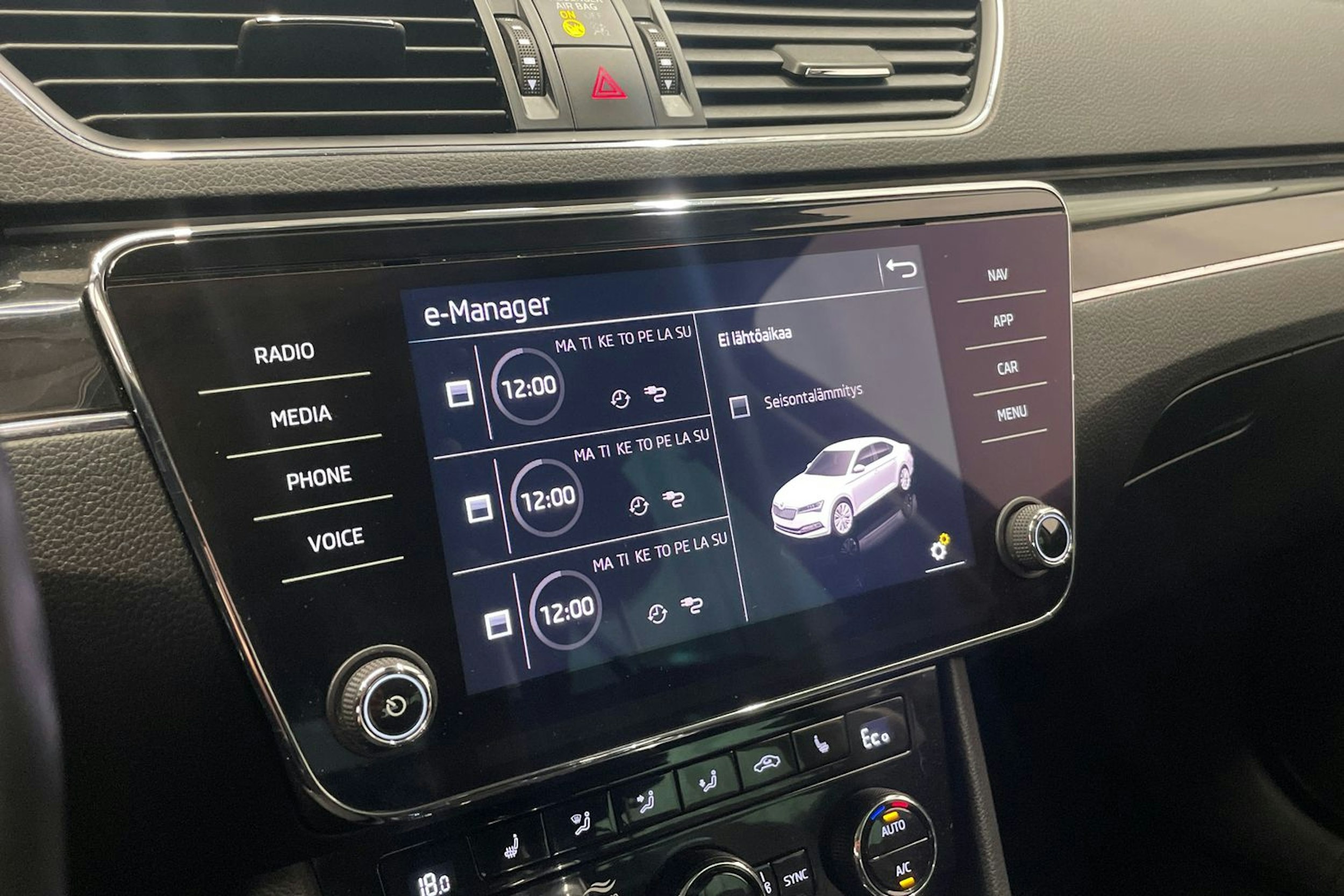 musta Skoda Superb 2020 kuva 17.