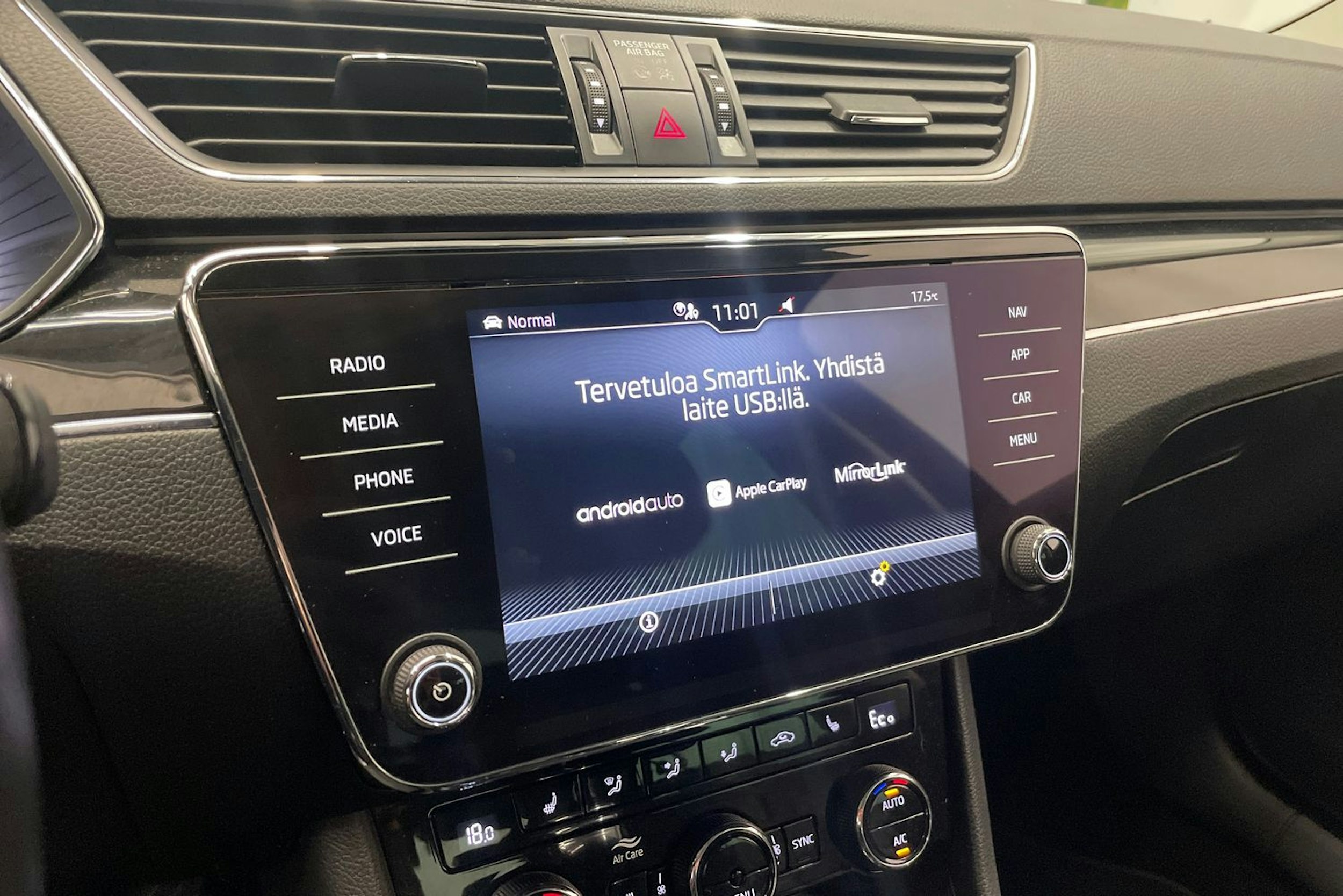 musta Skoda Superb 2020 kuva 18.