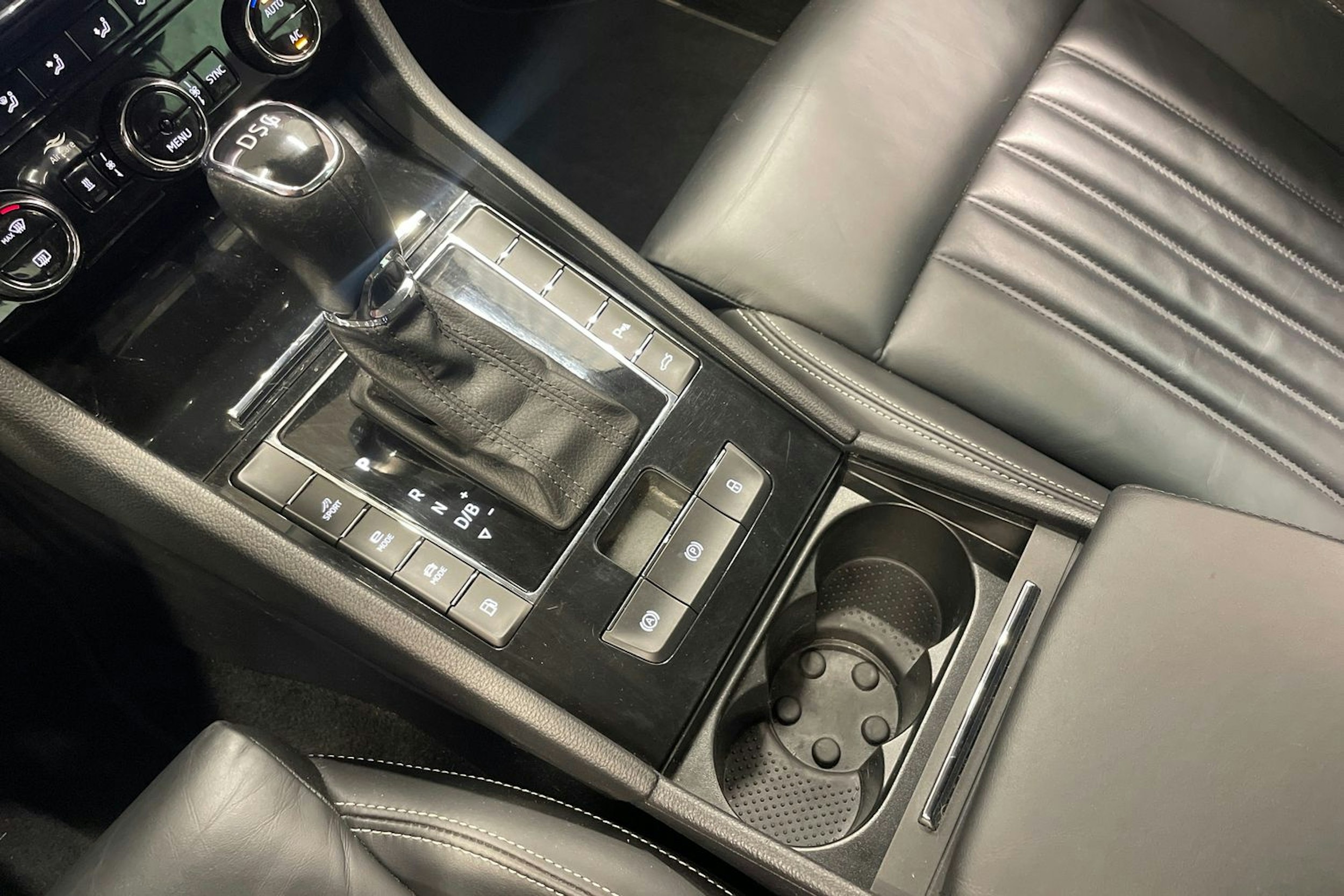 musta Skoda Superb 2020 kuva 21.
