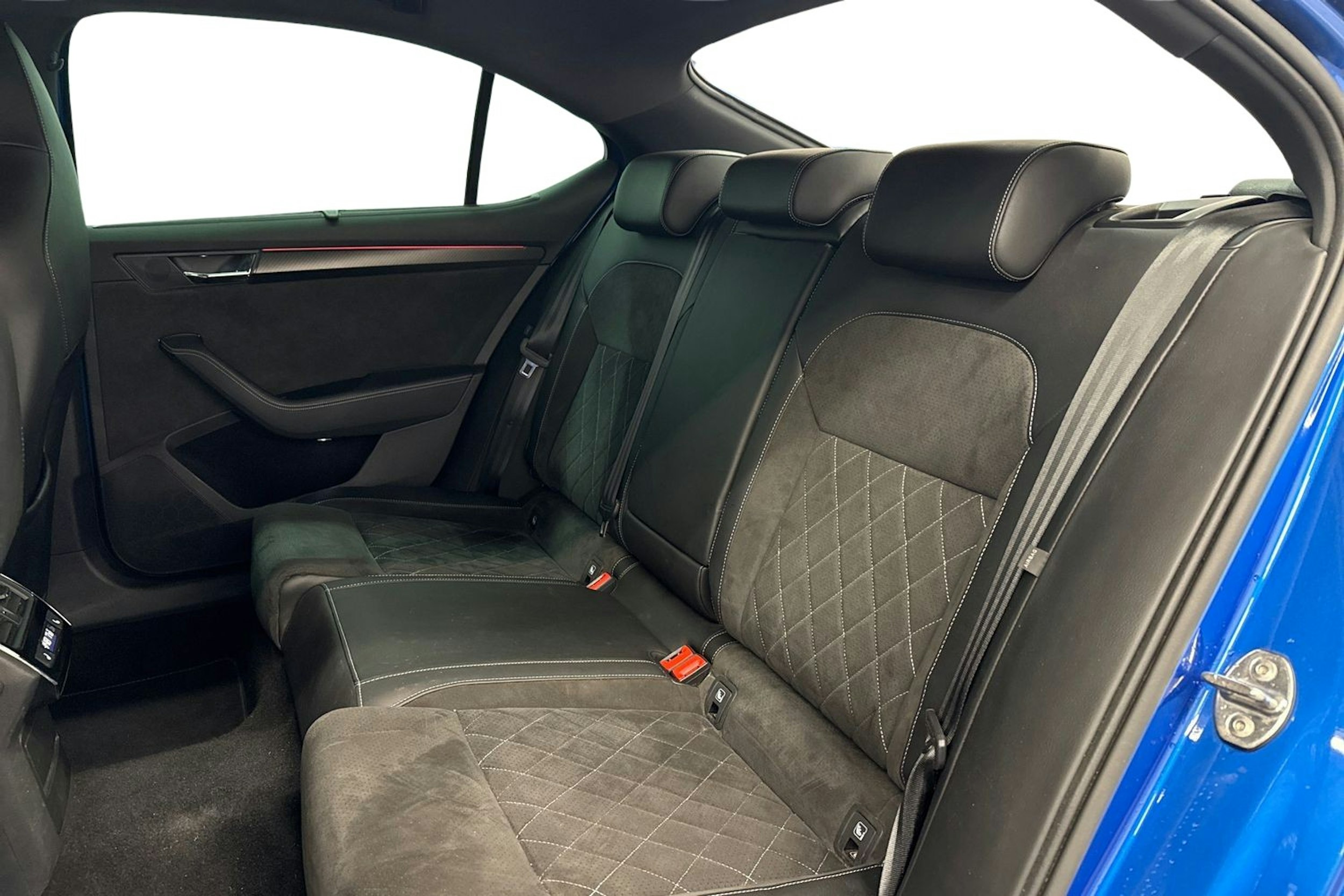sininen Skoda Superb 2020 kuva 10.