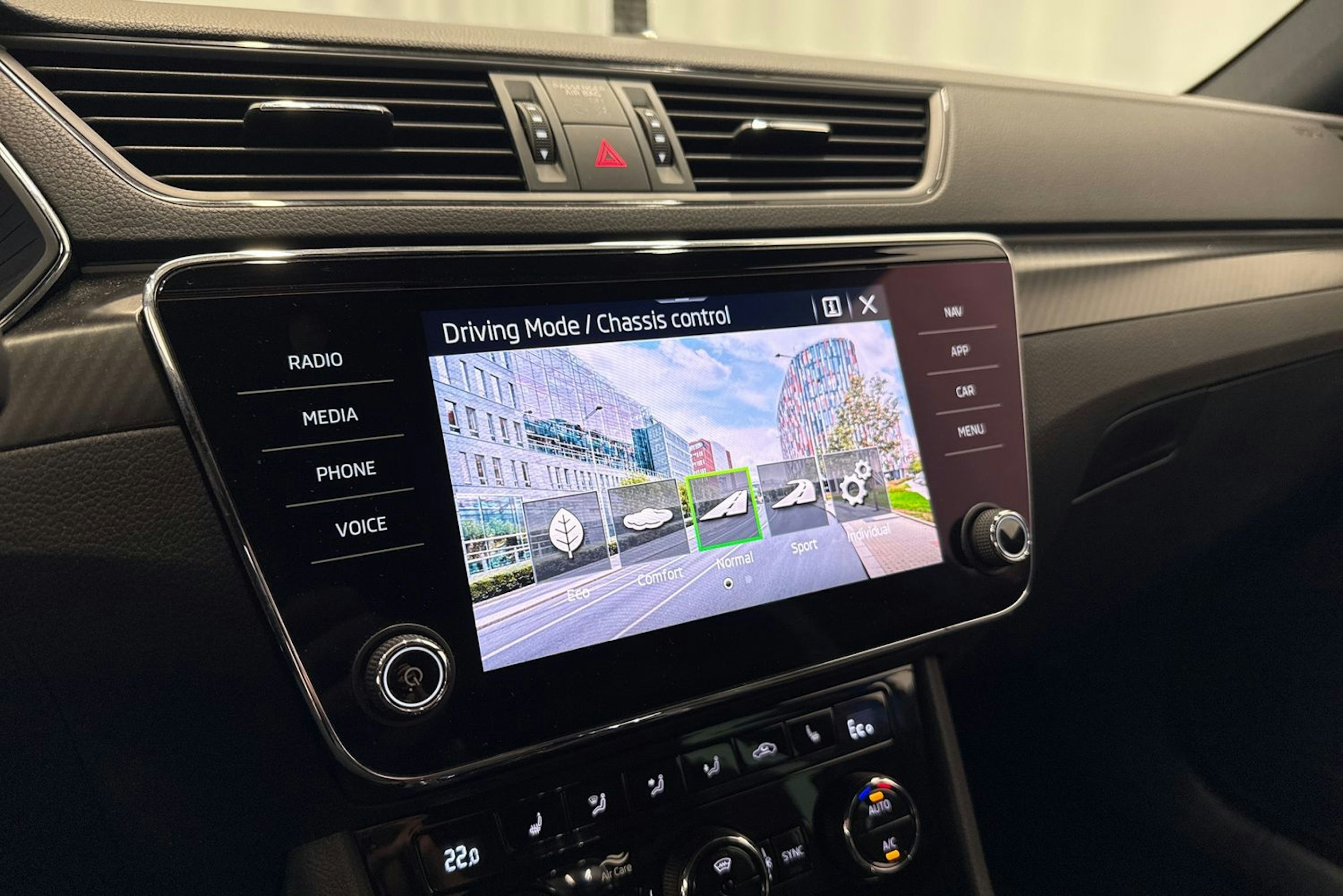 sininen Skoda Superb 2020 kuva 28.