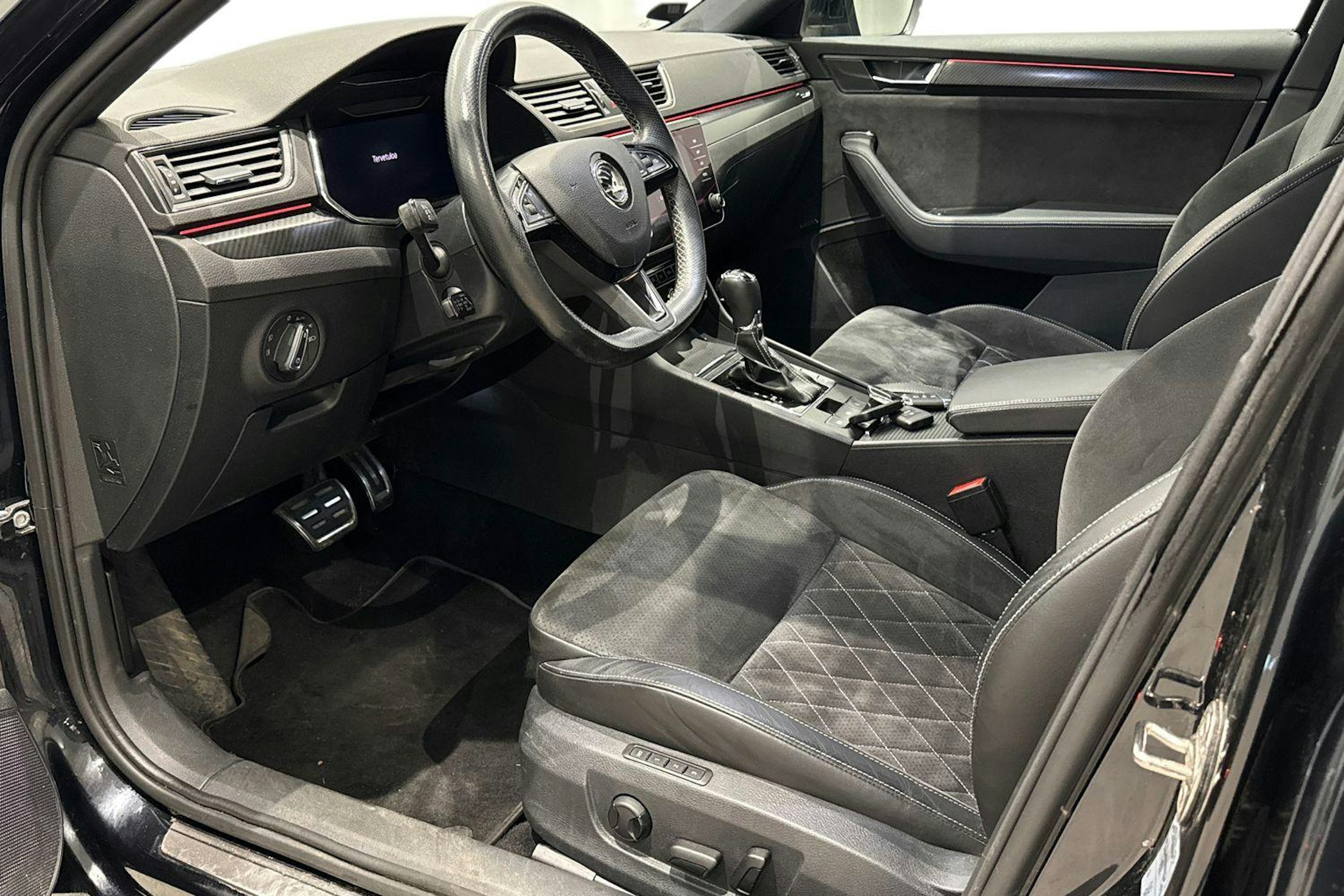 musta Skoda Superb 2020 kuva 7.
