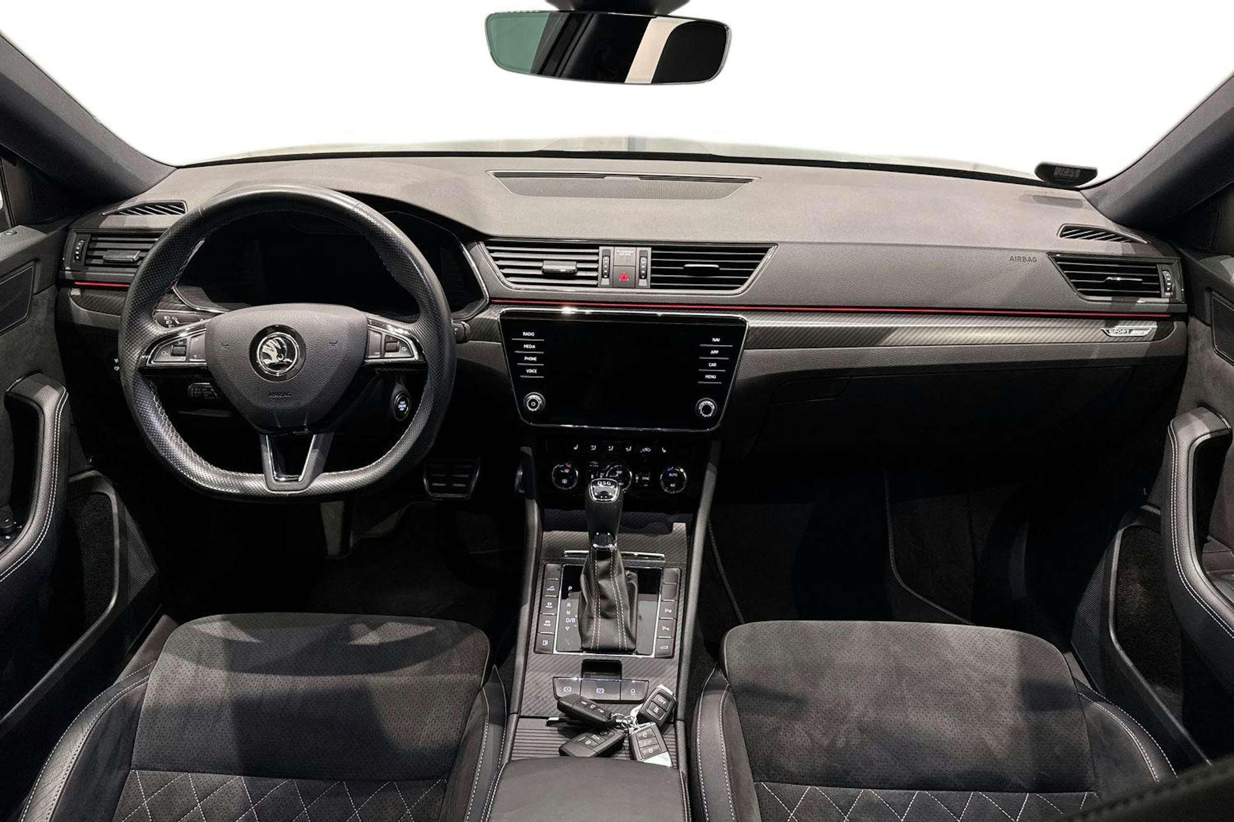 musta Skoda Superb 2020 kuva 9.