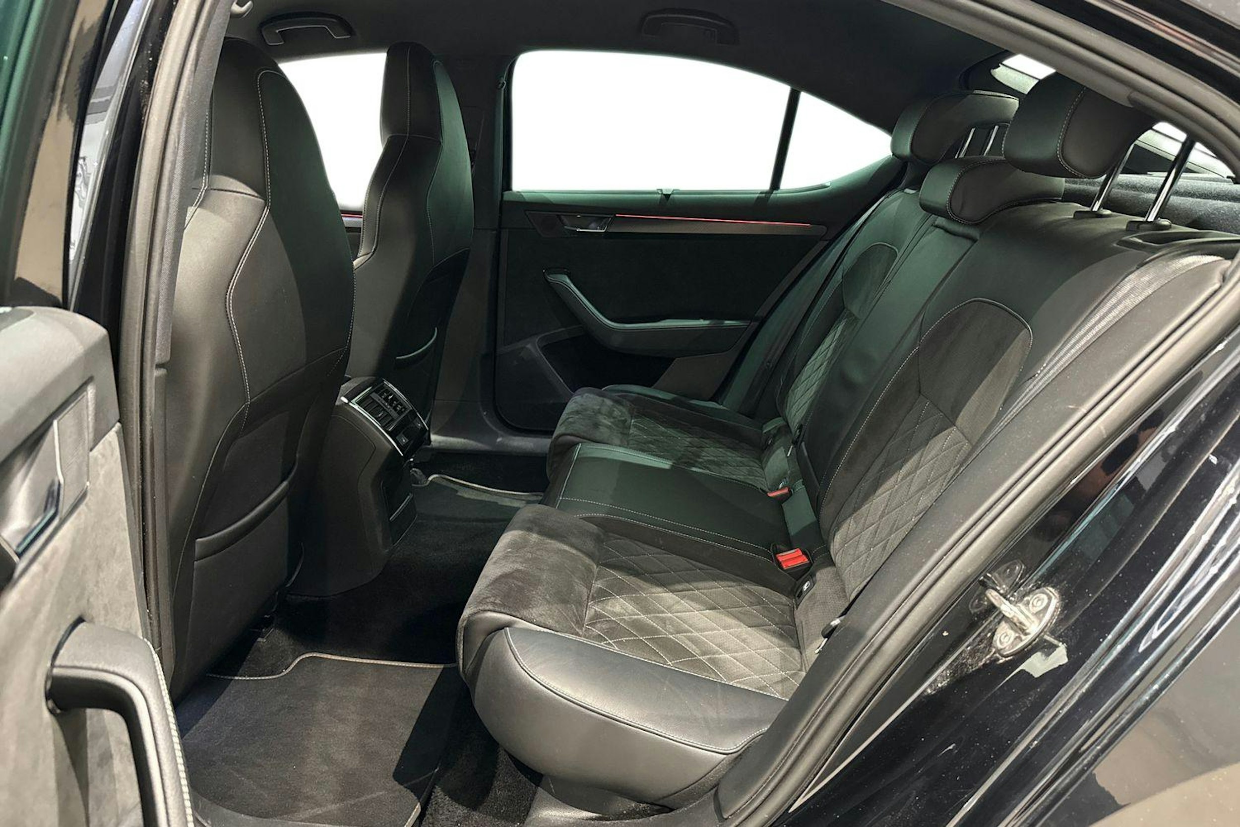 musta Skoda Superb 2020 kuva 10.