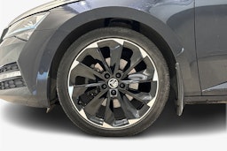 musta Skoda Superb 2020 kuva 11.