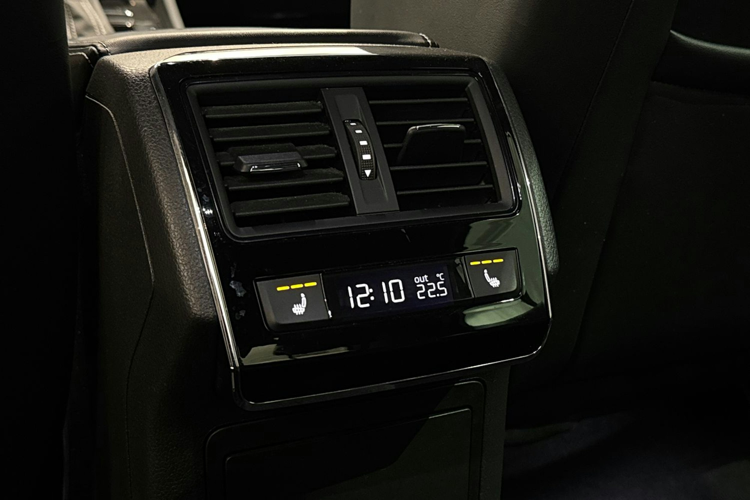 musta Skoda Superb 2020 kuva 16.