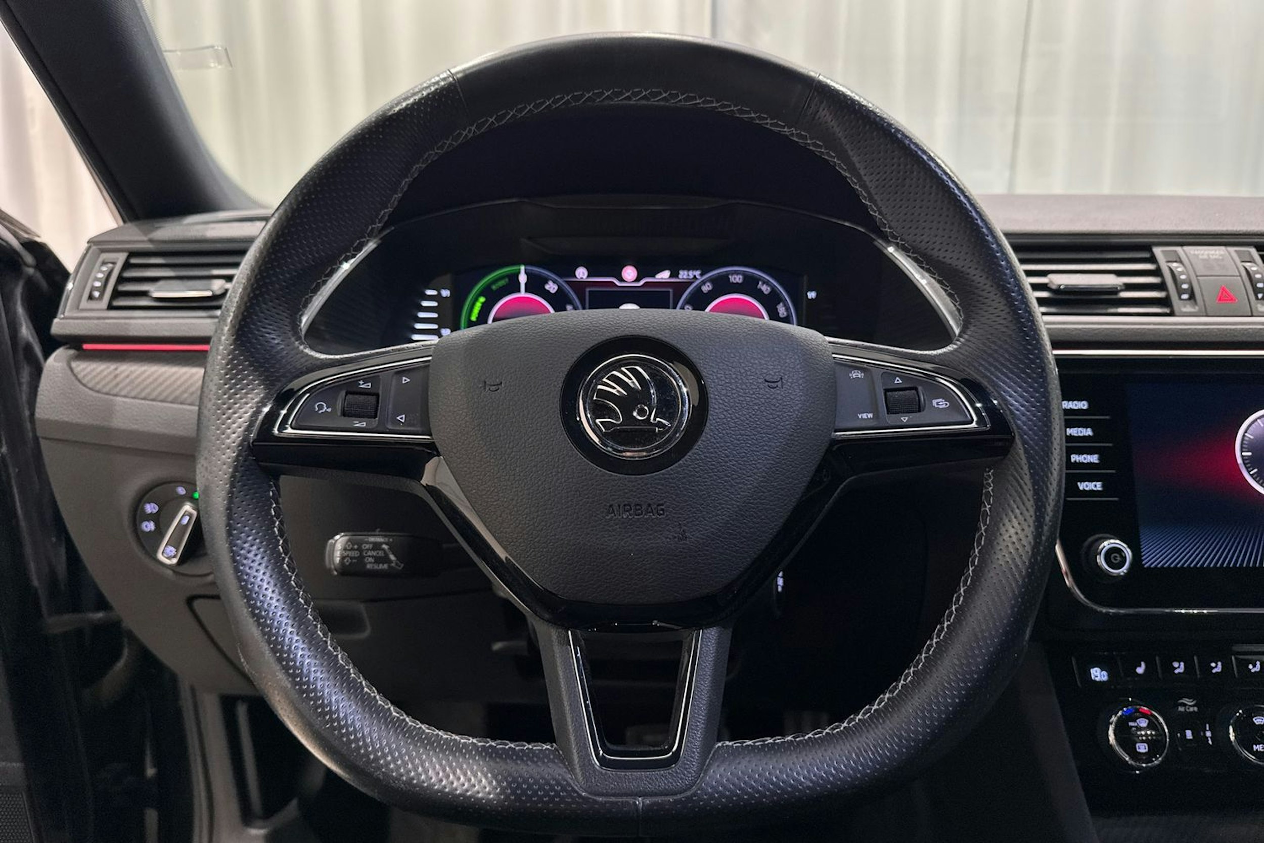musta Skoda Superb 2020 kuva 18.