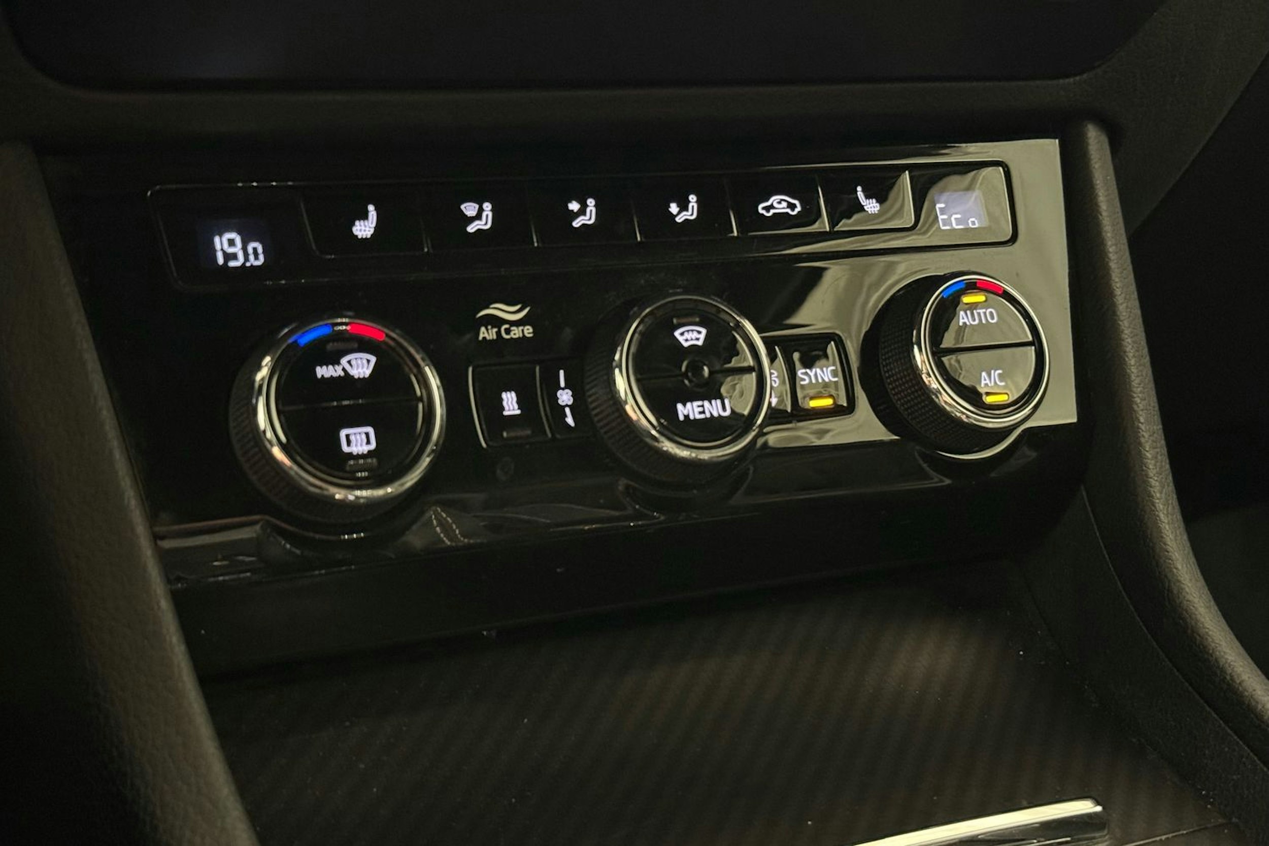 musta Skoda Superb 2020 kuva 22.