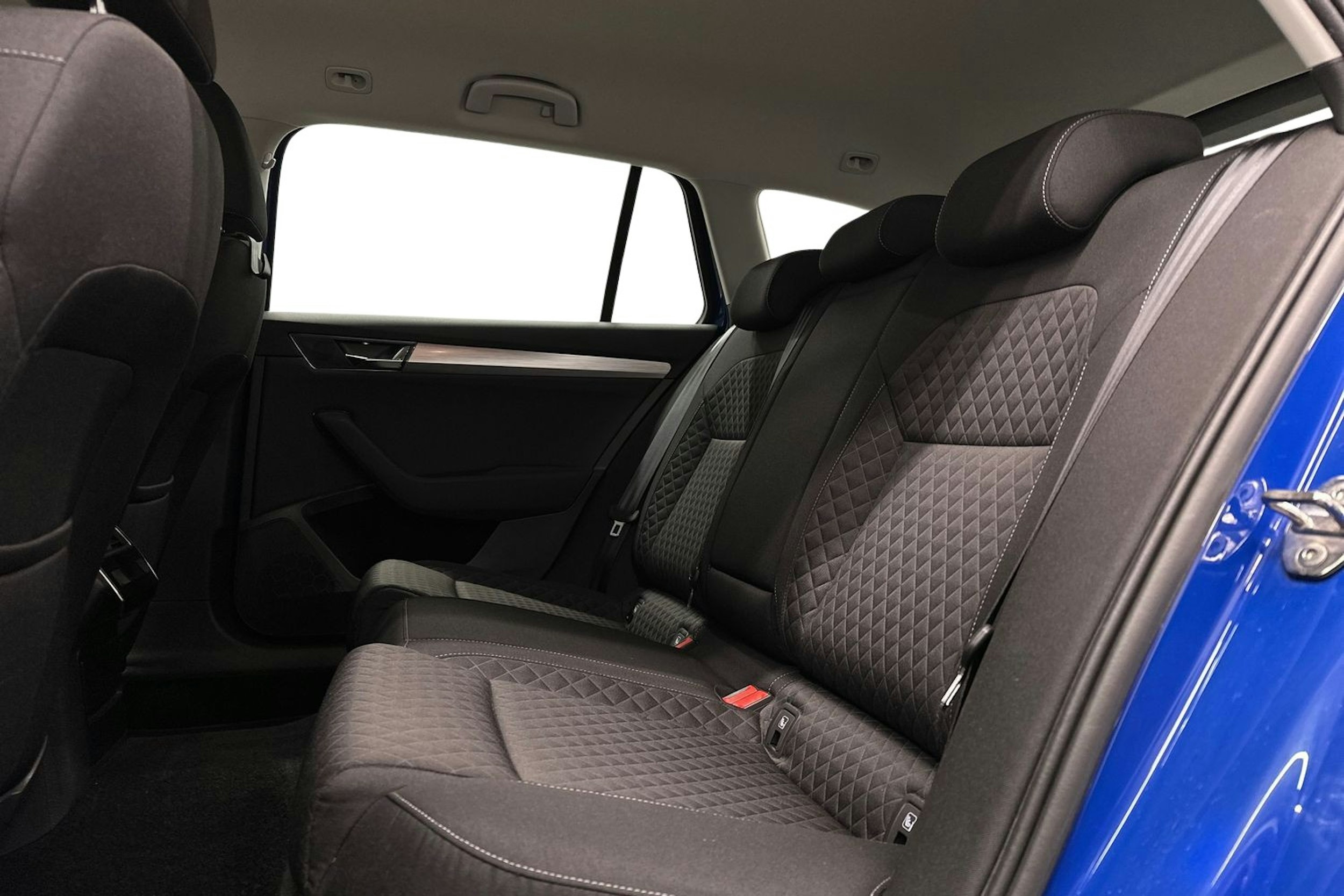sininen Skoda Superb 2020 kuva 10.