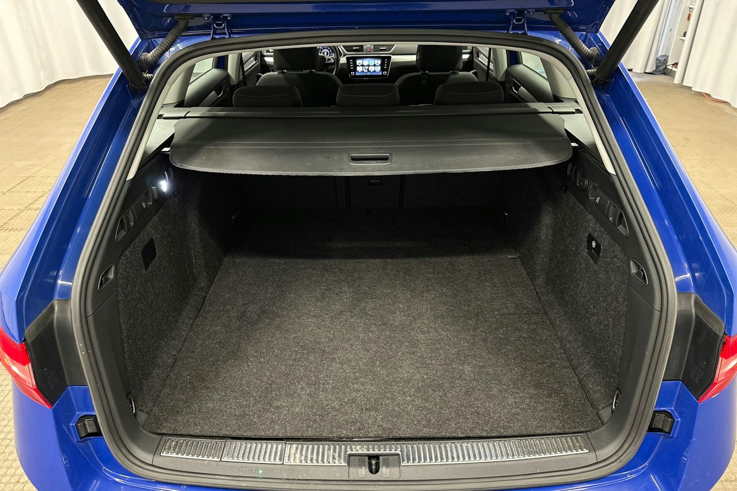 sininen Skoda Superb 2020 kuva 16.