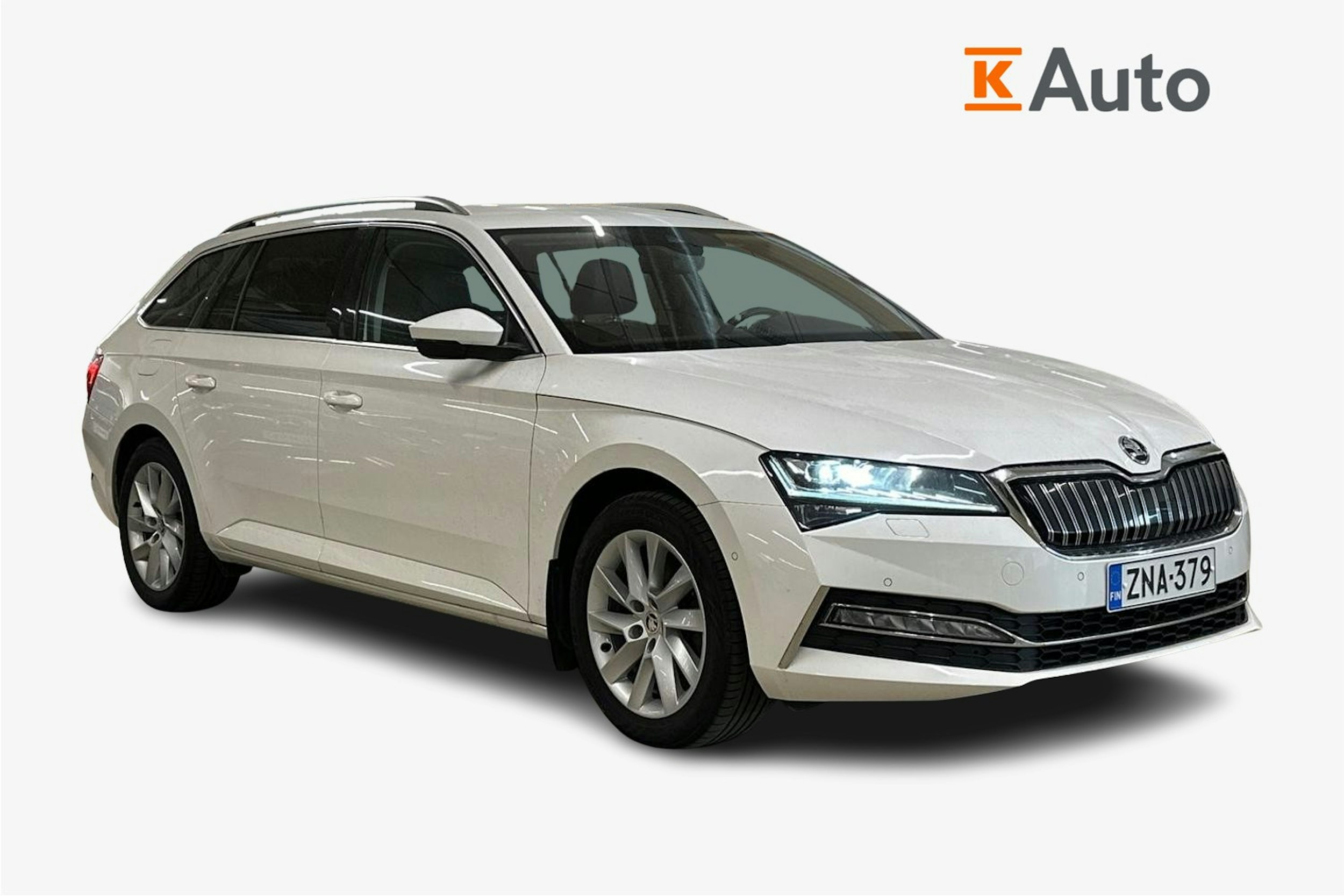 valkoinen Skoda Superb 2020 kuva 1.