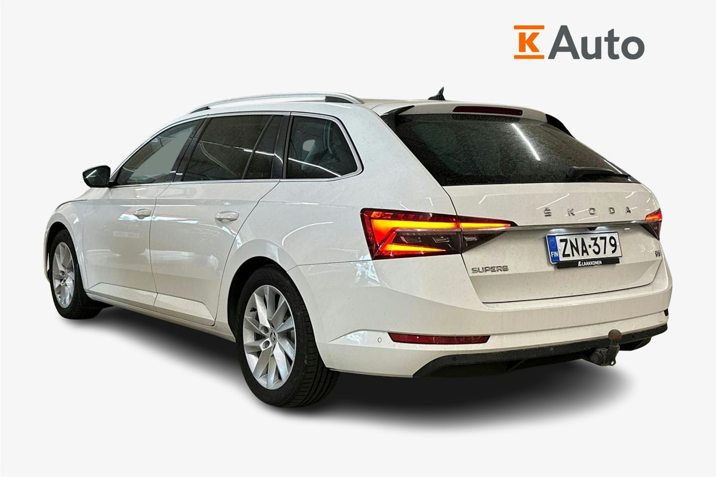 valkoinen Skoda Superb 2020 kuva 2.