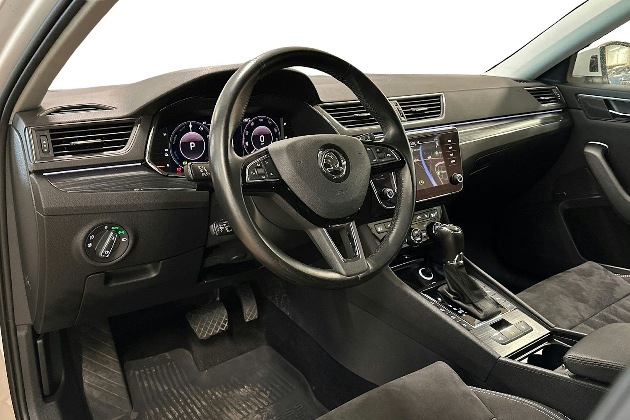valkoinen Skoda Superb 2020 kuva 3.