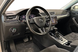 valkoinen Skoda Superb 2020 kuva 3.