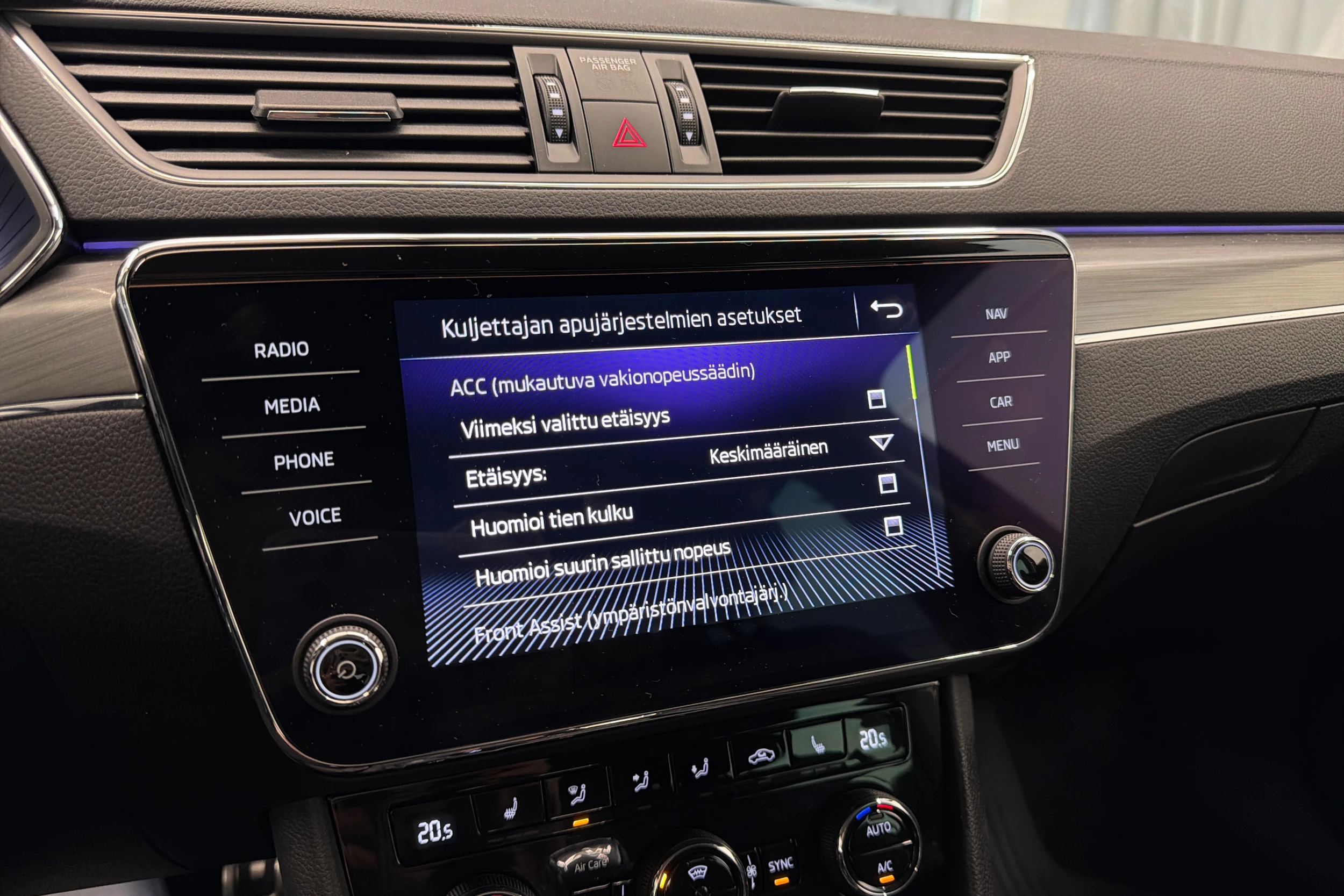 met. vihreä Skoda Superb 2020 kuva 27.