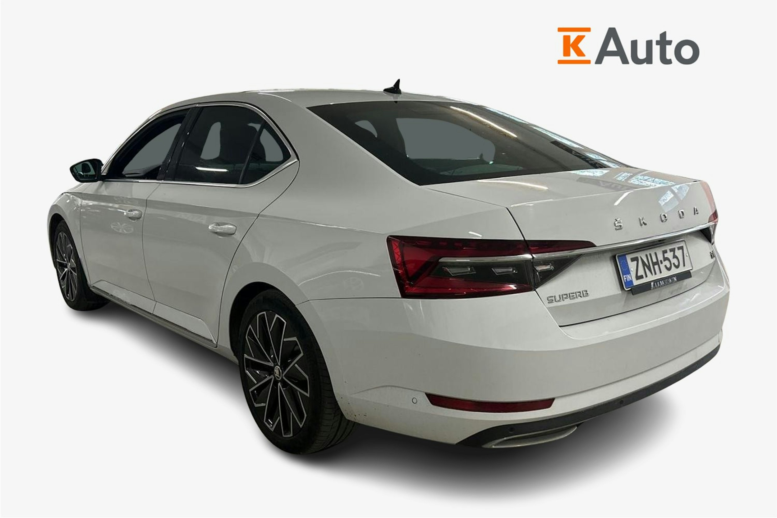valkoinen Skoda Superb 2020 kuva 2.