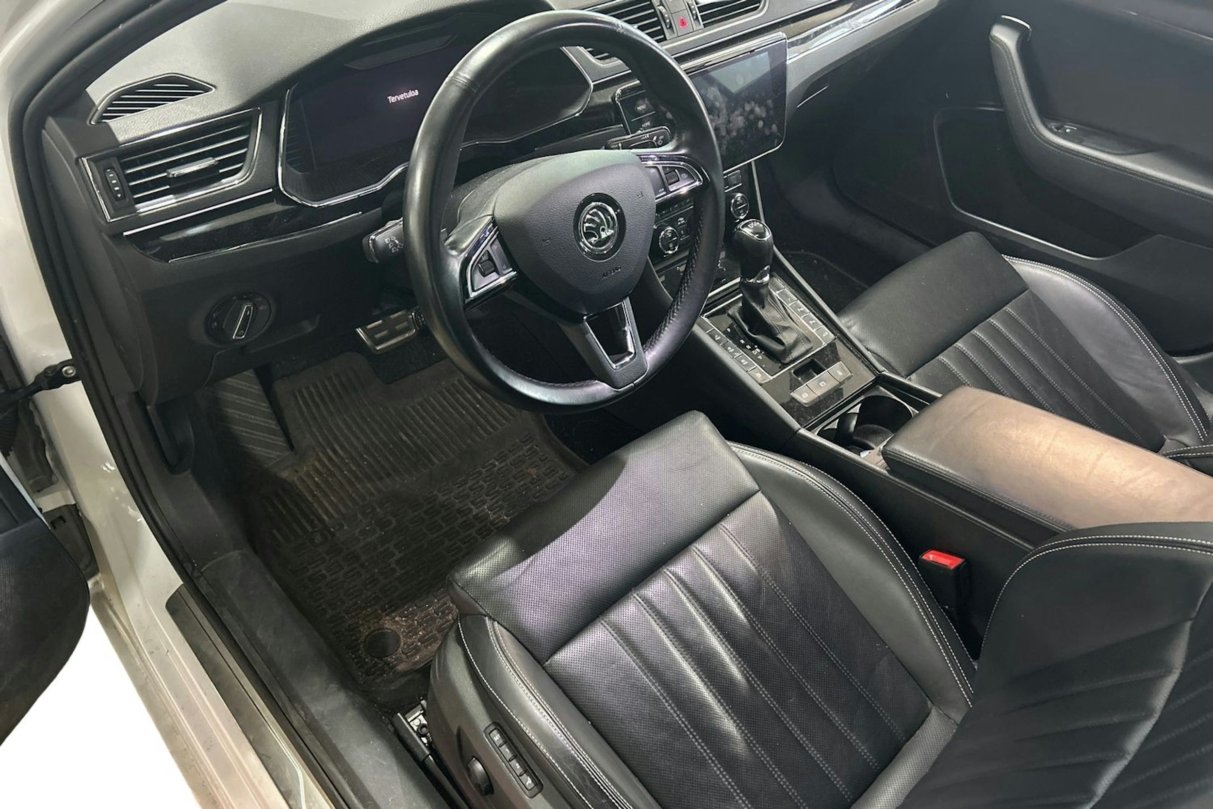 valkoinen Skoda Superb 2020 kuva 3.