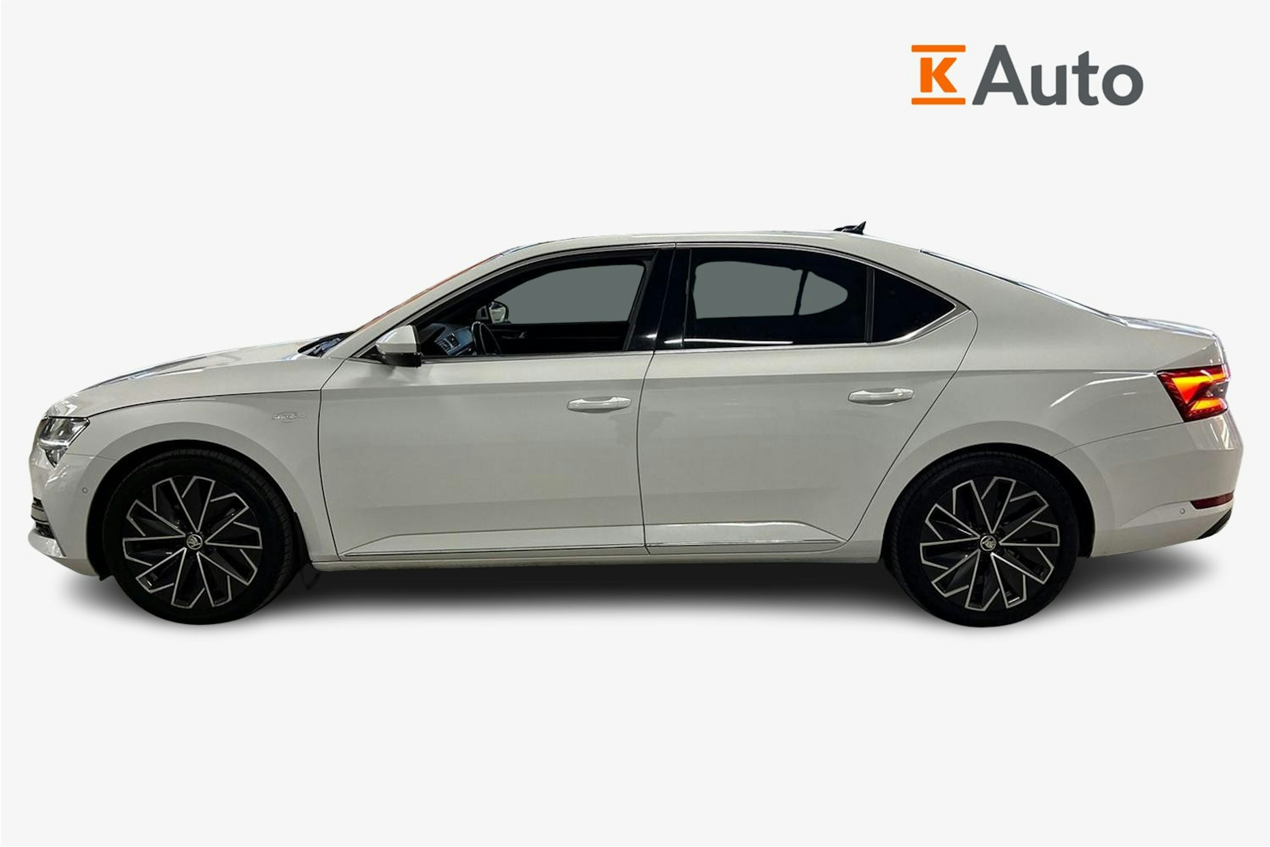 valkoinen Skoda Superb 2020 kuva 6.
