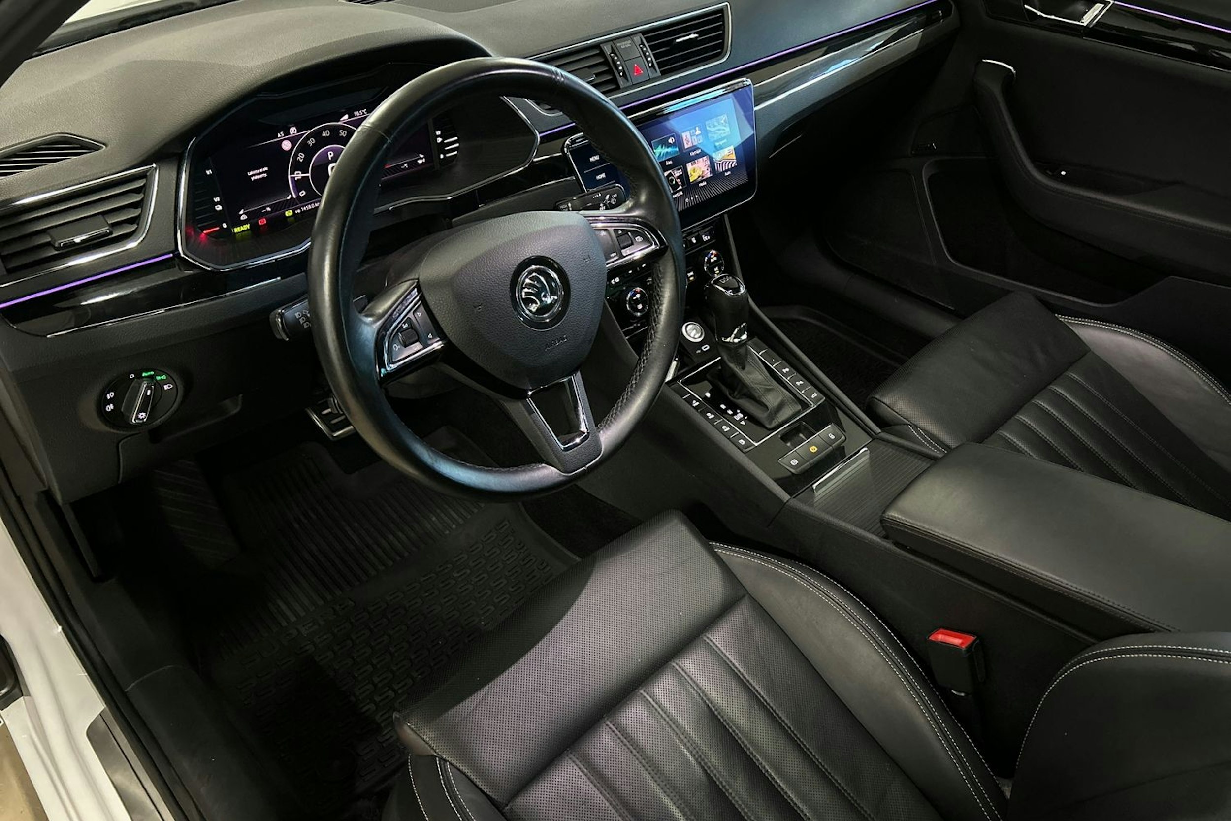 valkoinen Skoda Superb 2020 kuva 7.
