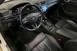 valkoinen Skoda Superb 2020 kuva 7.