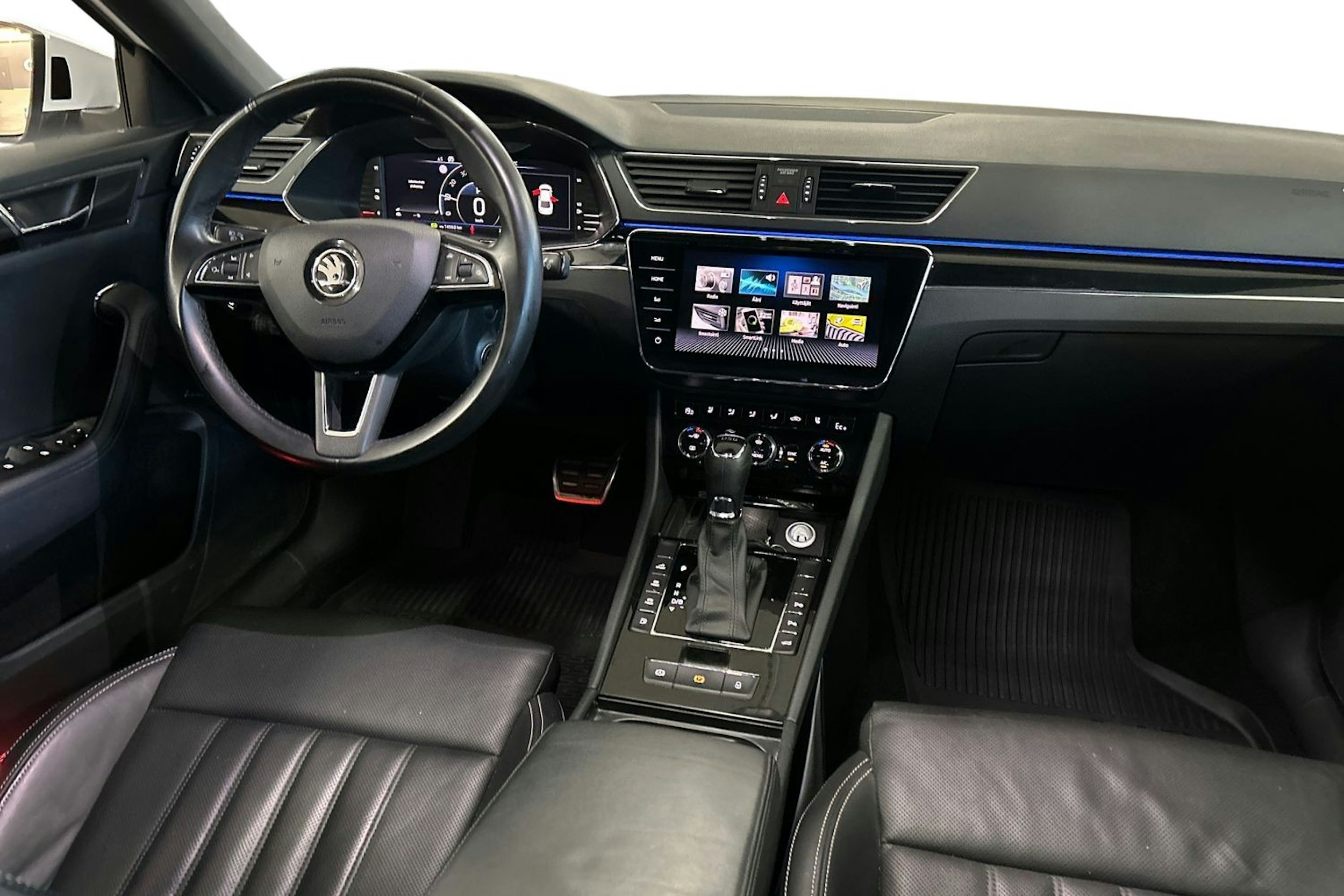 valkoinen Skoda Superb 2020 kuva 9.