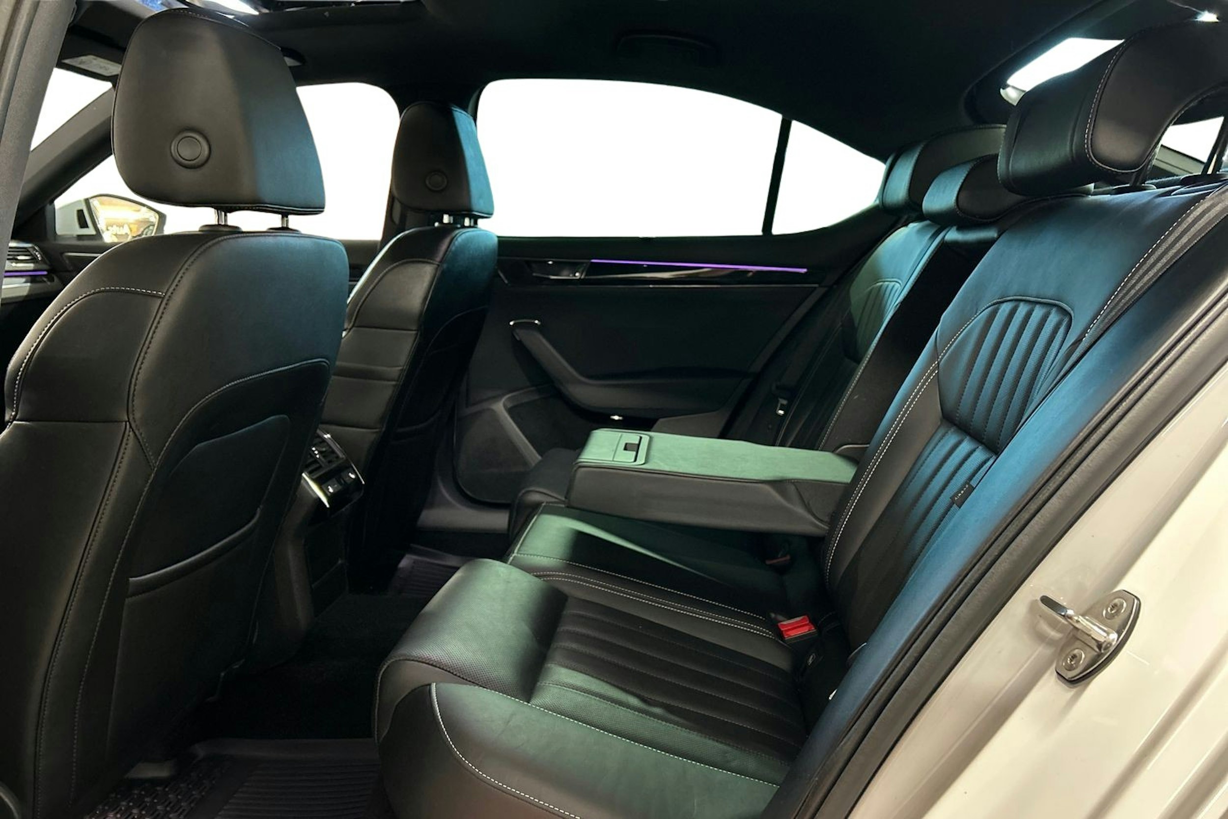 valkoinen Skoda Superb 2020 kuva 10.