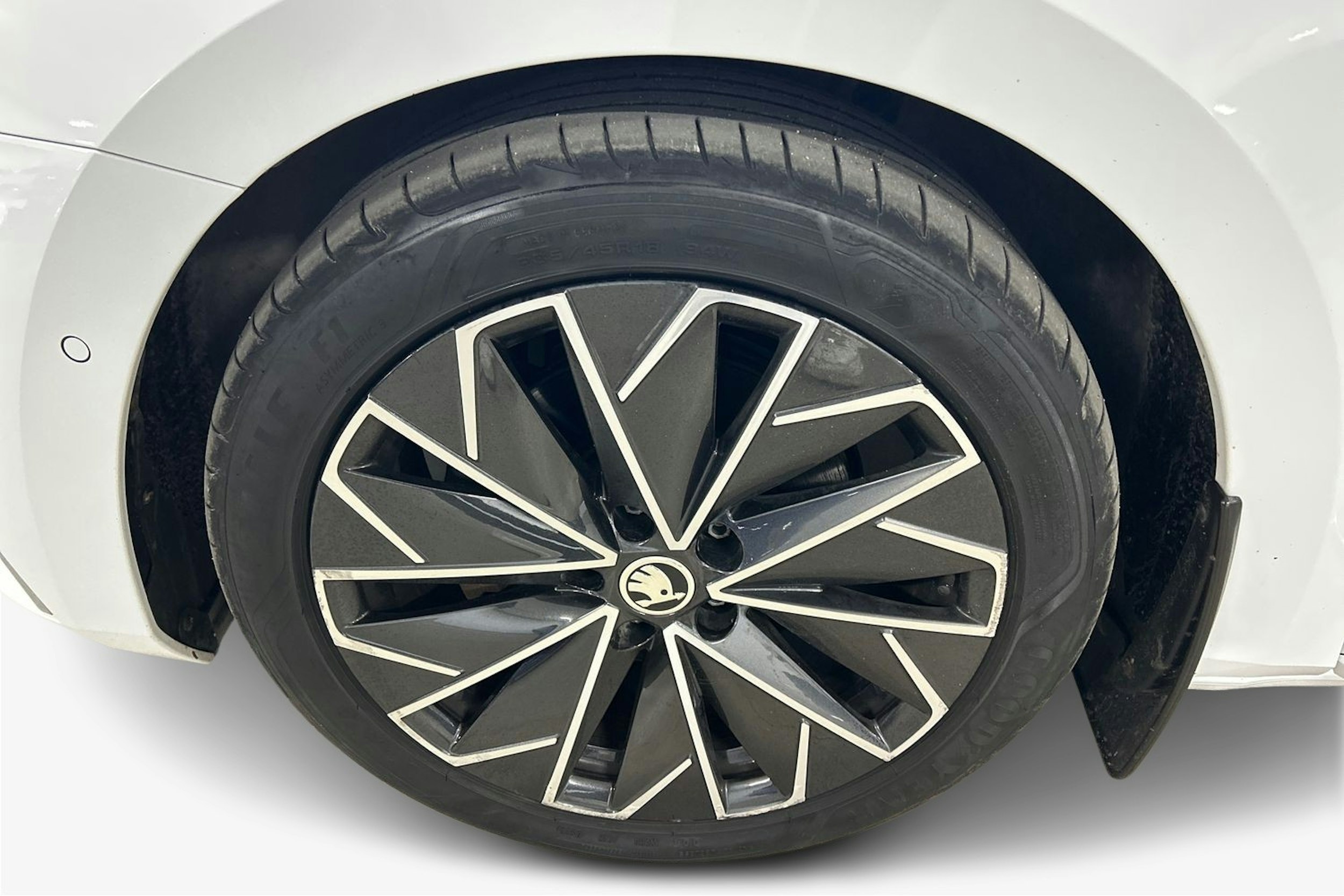 valkoinen Skoda Superb 2020 kuva 11.