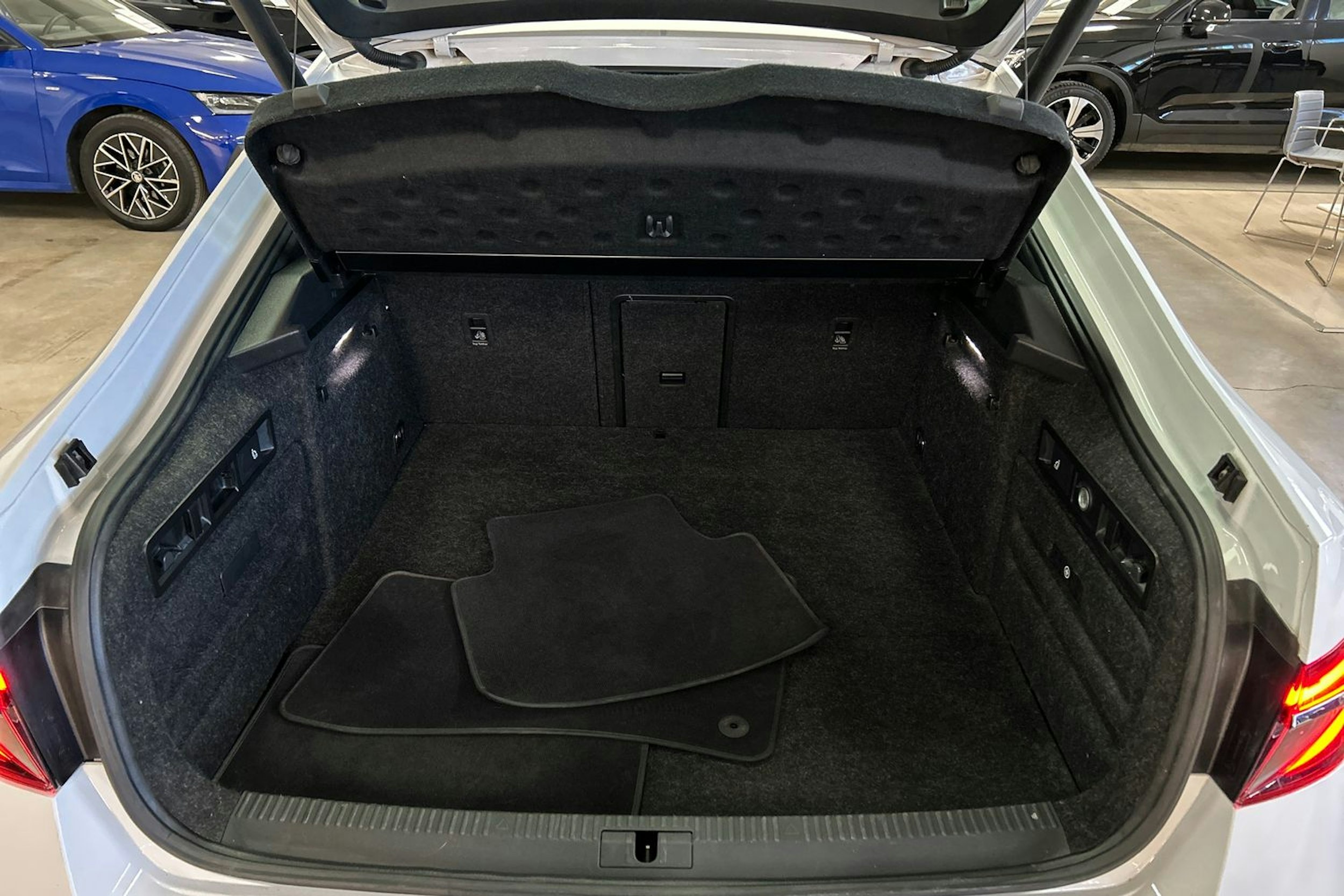 valkoinen Skoda Superb 2020 kuva 14.