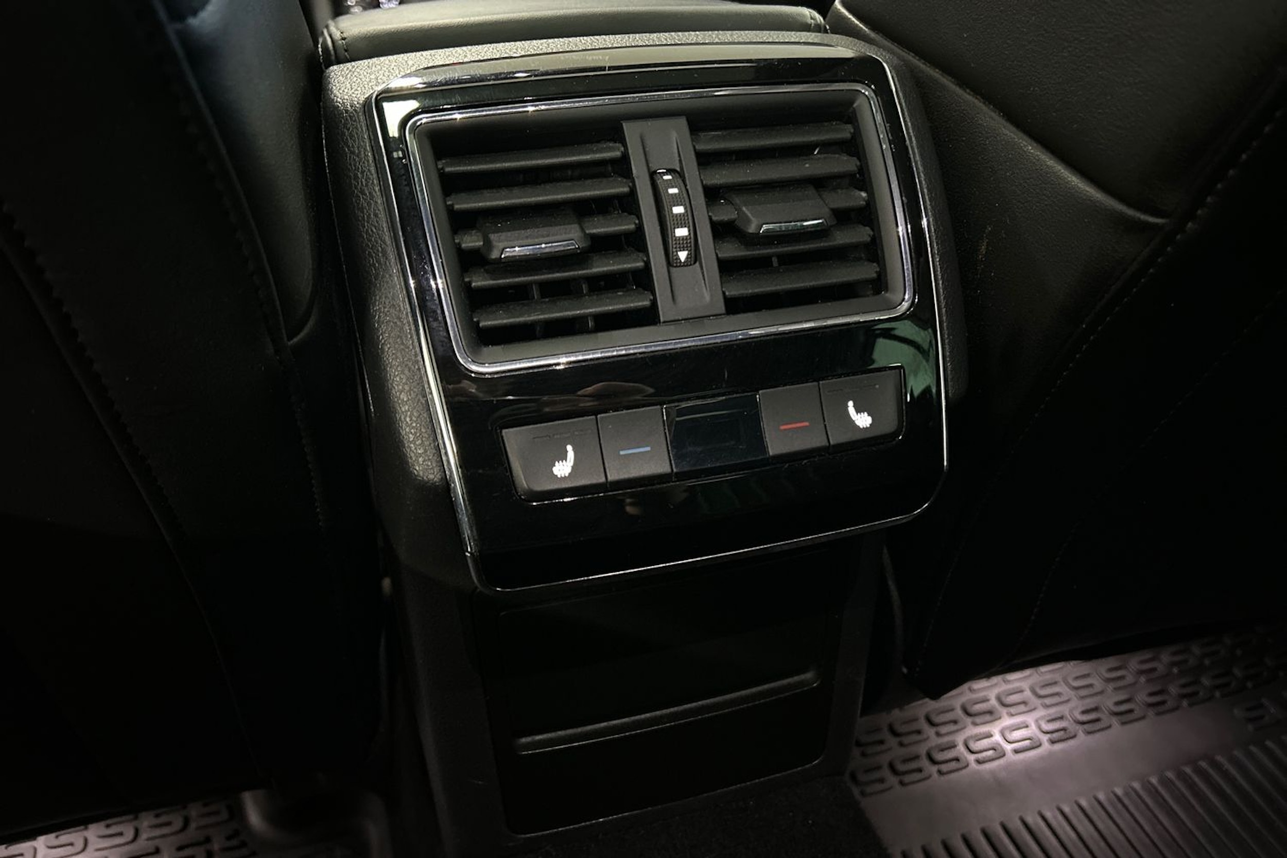 valkoinen Skoda Superb 2020 kuva 16.