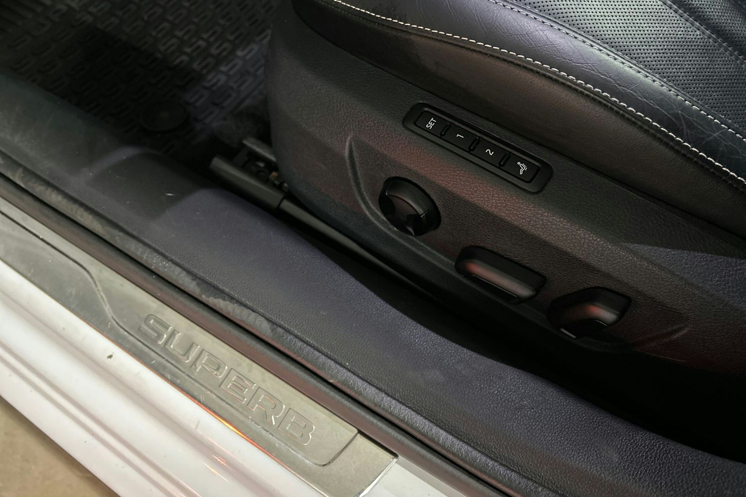 valkoinen Skoda Superb 2020 kuva 17.
