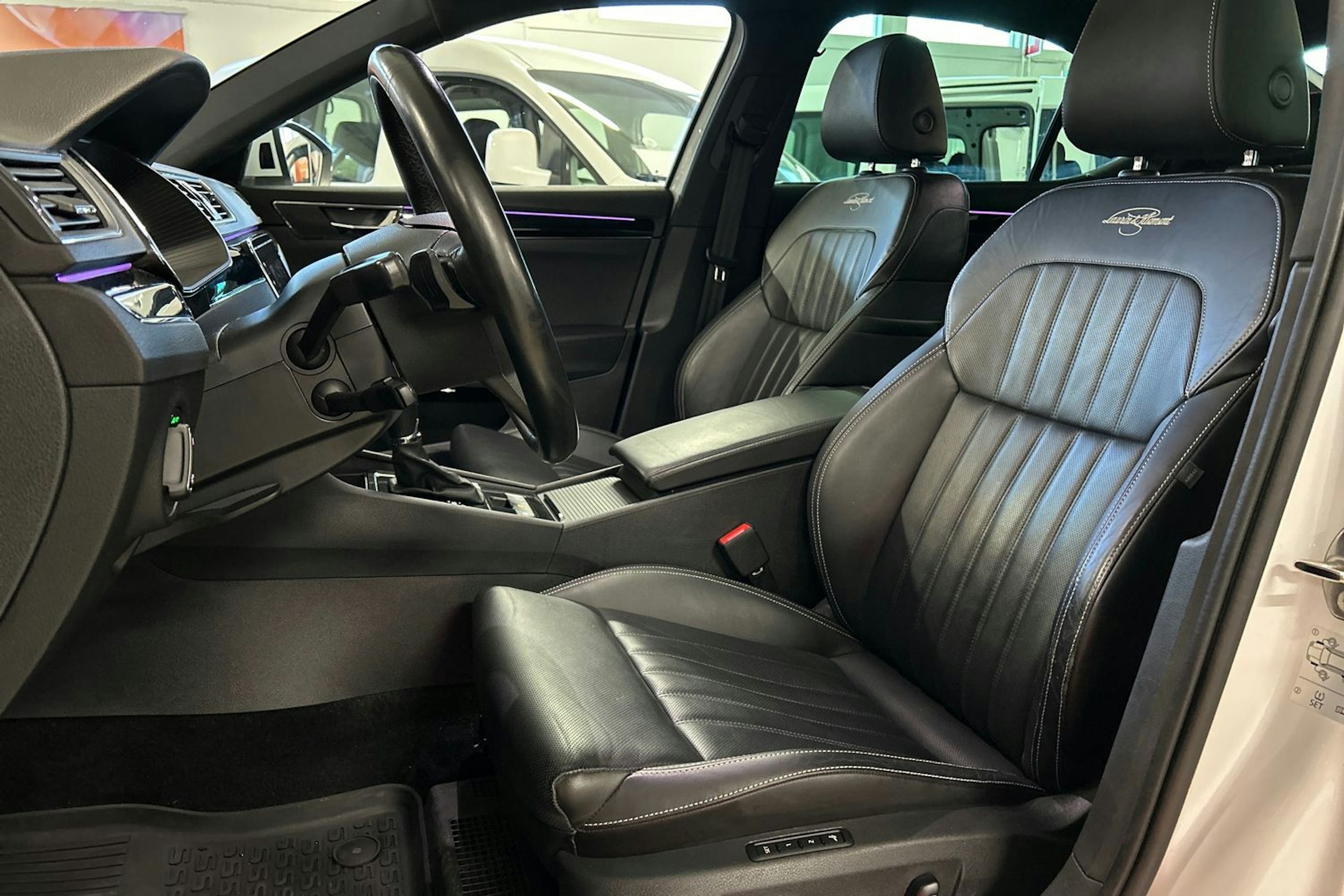 valkoinen Skoda Superb 2020 kuva 18.