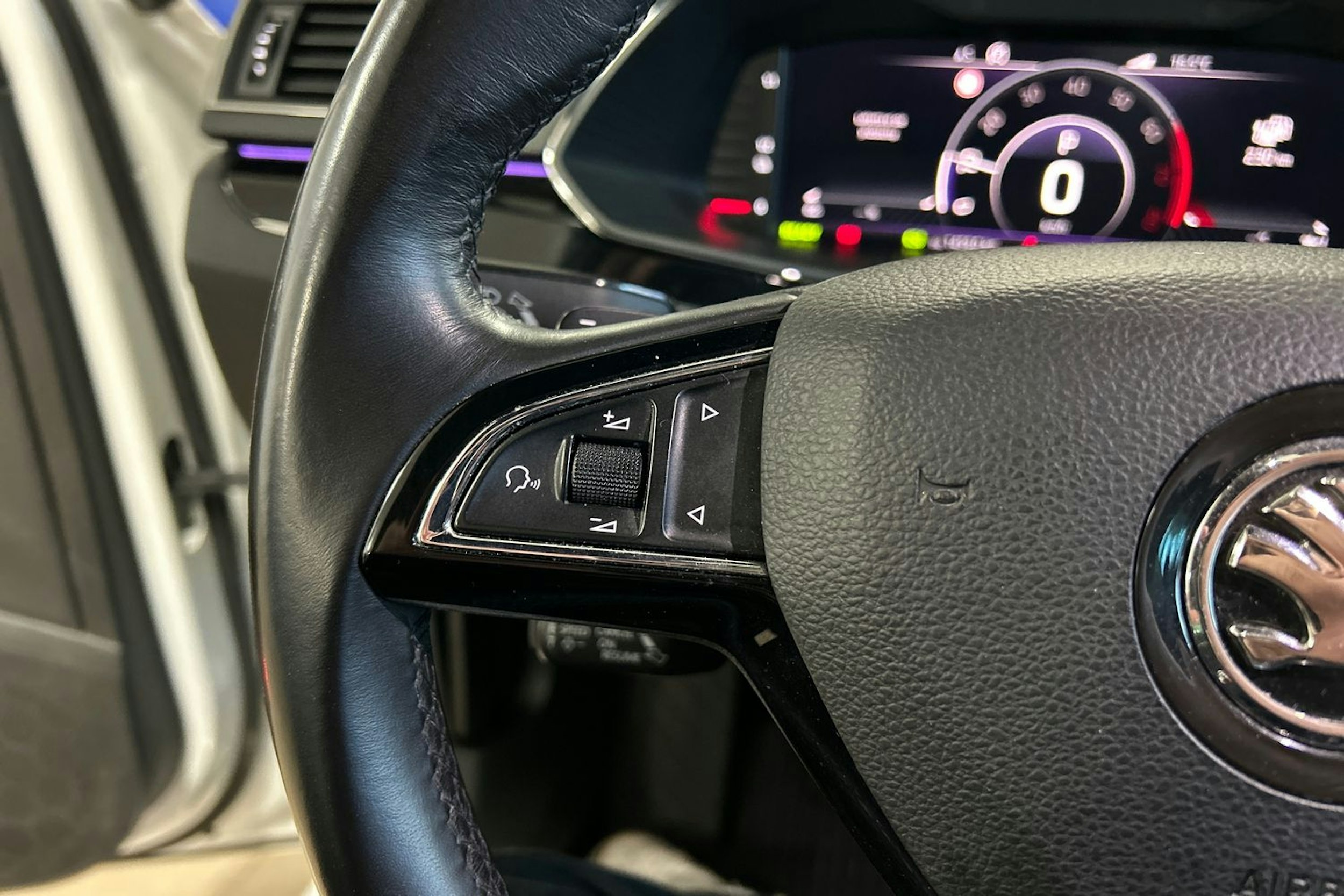 valkoinen Skoda Superb 2020 kuva 20.
