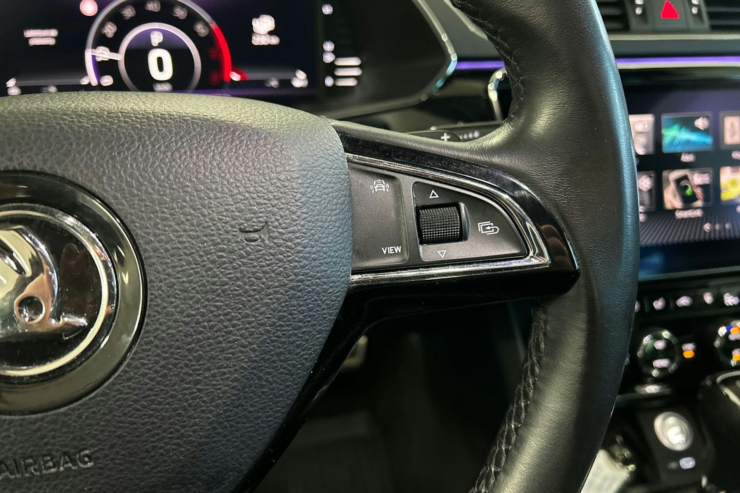 valkoinen Skoda Superb 2020 kuva 21.