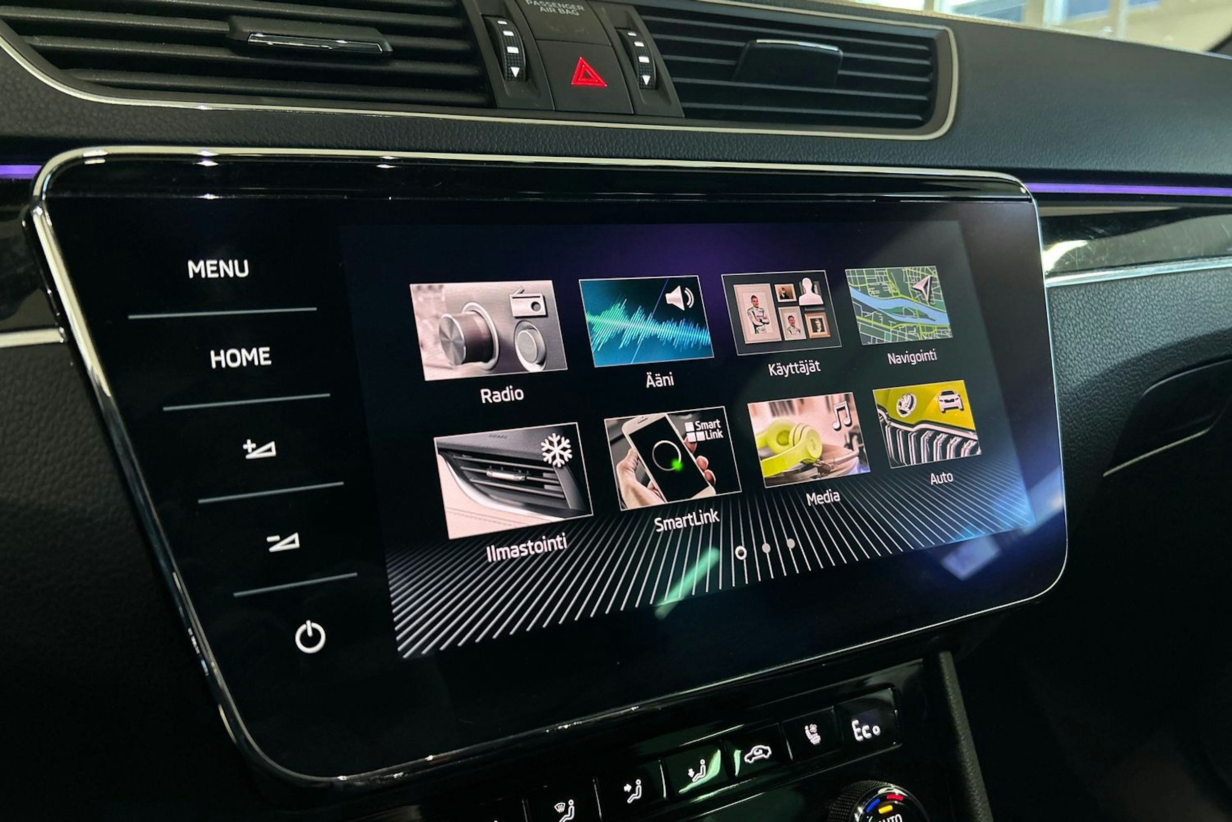 valkoinen Skoda Superb 2020 kuva 24.