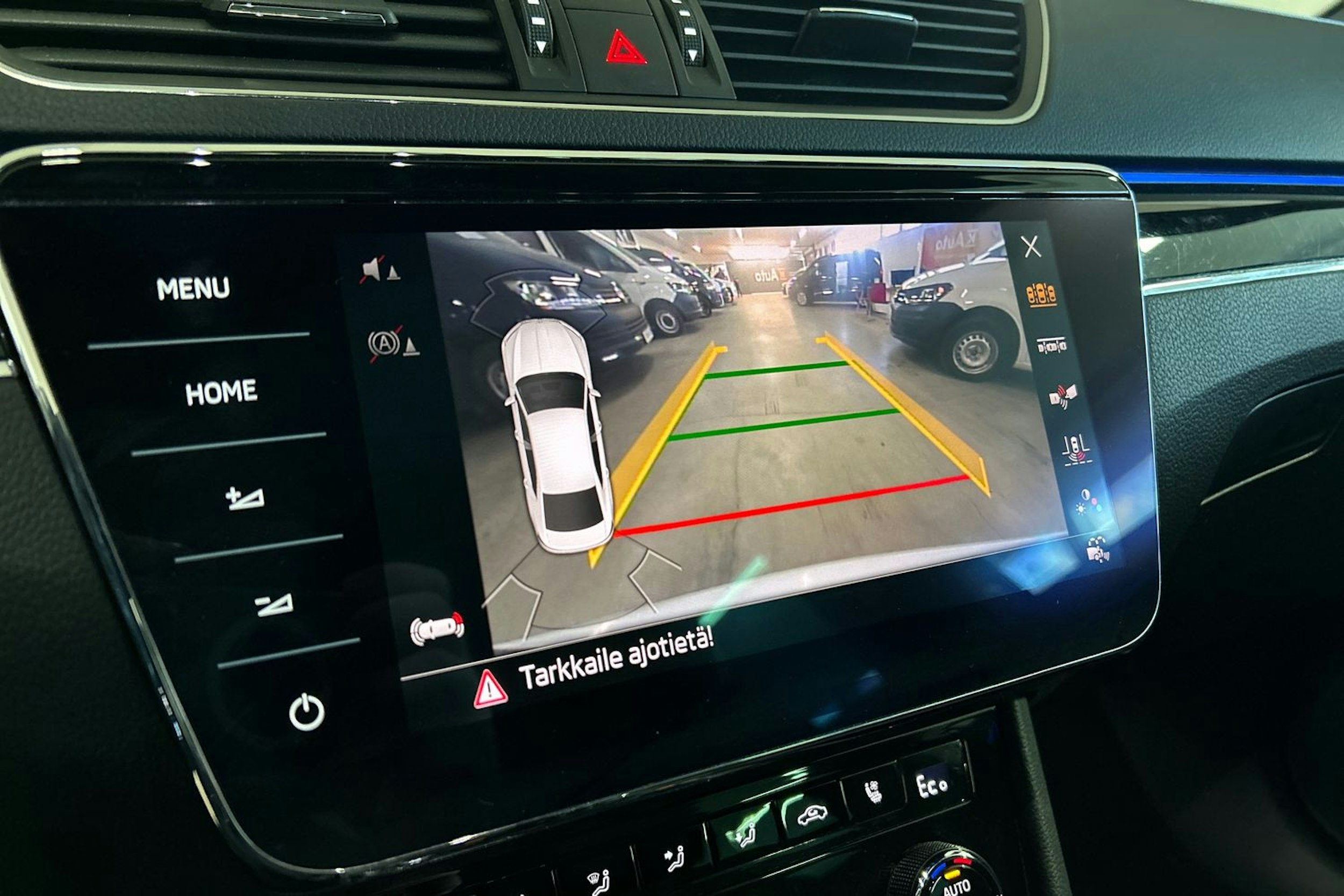 valkoinen Skoda Superb 2020 kuva 27.