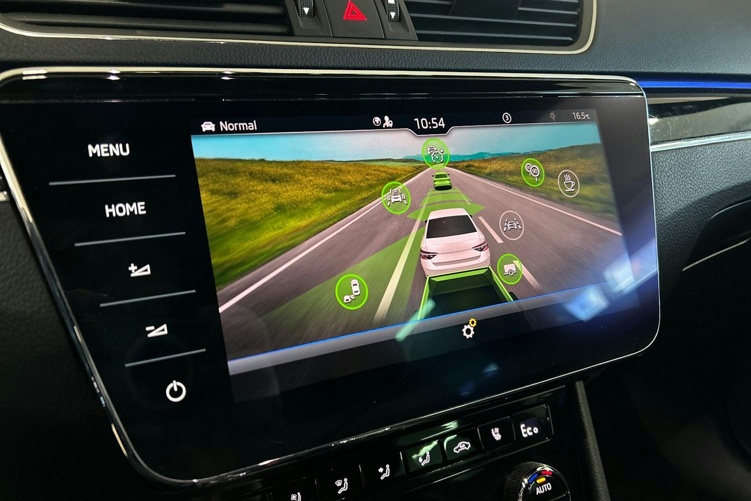 valkoinen Skoda Superb 2020 kuva 28.