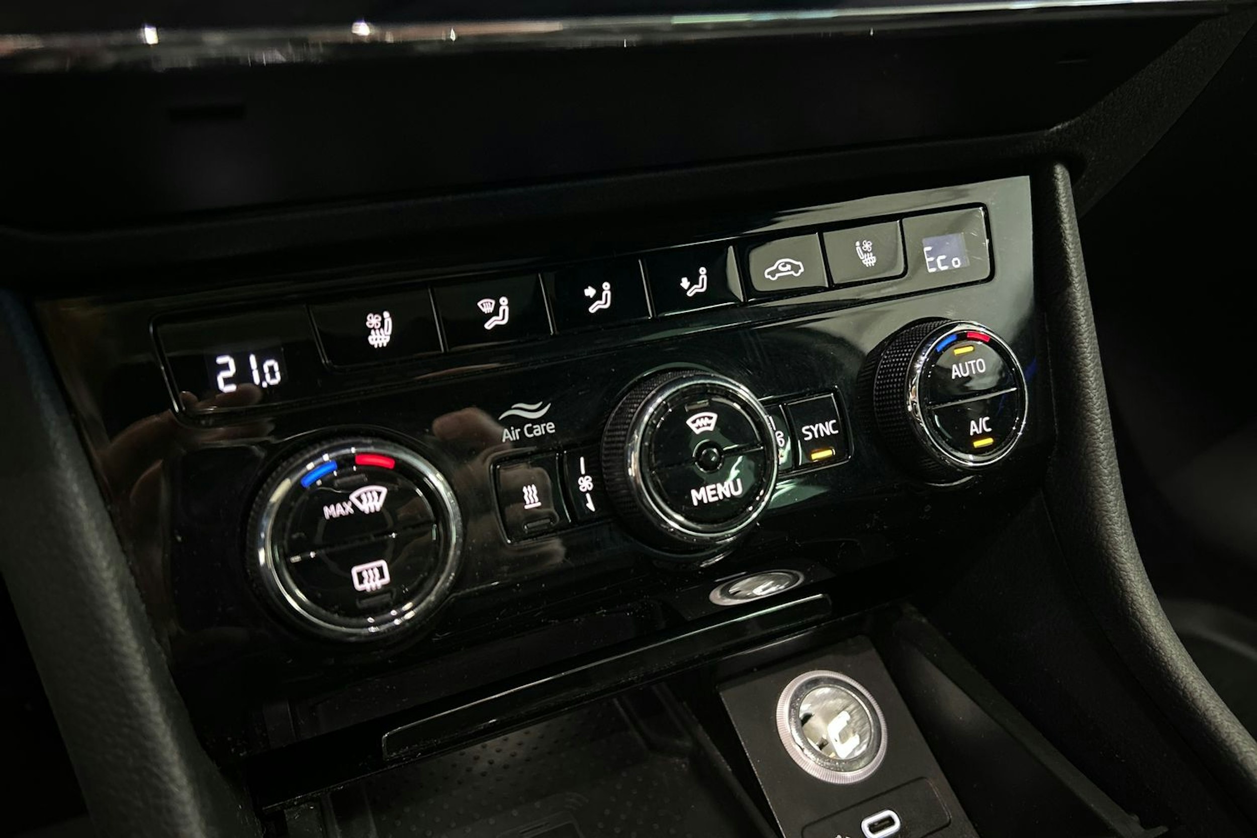 valkoinen Skoda Superb 2020 kuva 29.