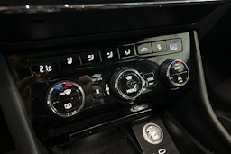 valkoinen Skoda Superb 2020 kuva 29.